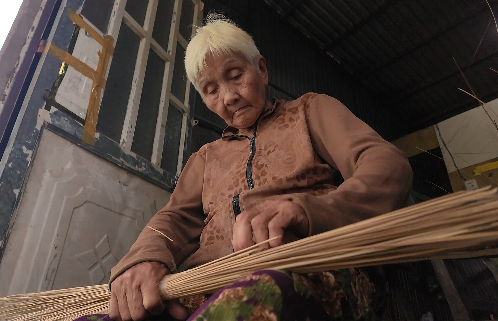 Dù tuổi cao, bà Hạnh vẫn là trụ cột duy nhất của gia đình, chăm sóc con trai bại liệt và cháu nội.