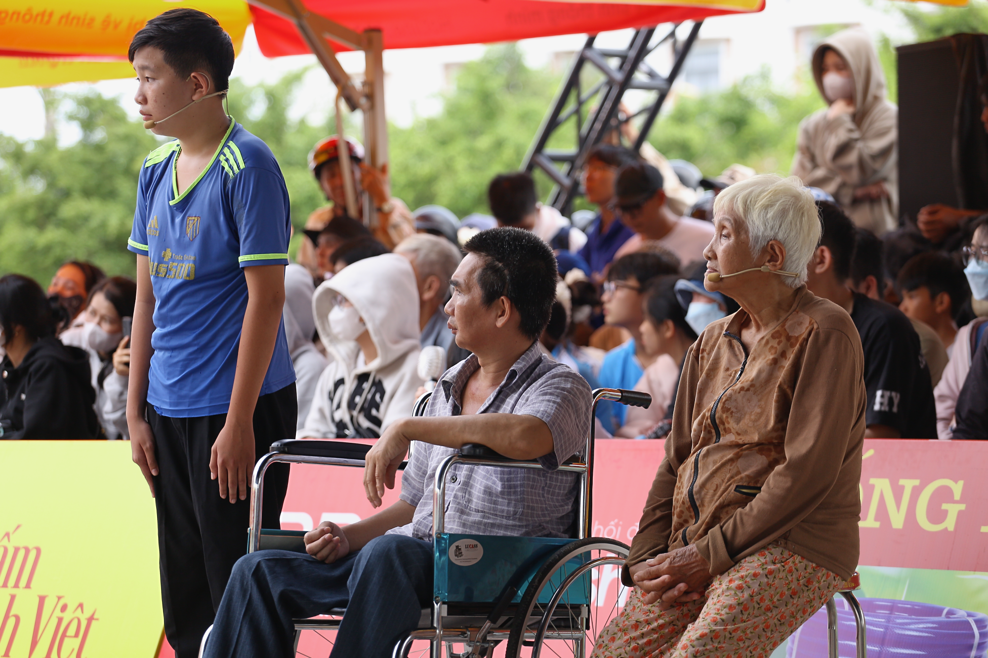 Em Nguyễn Quốc Thái bên người cha ngồi xe lăn và bà nội – hai người thân duy nhất trong cuộc đời em.