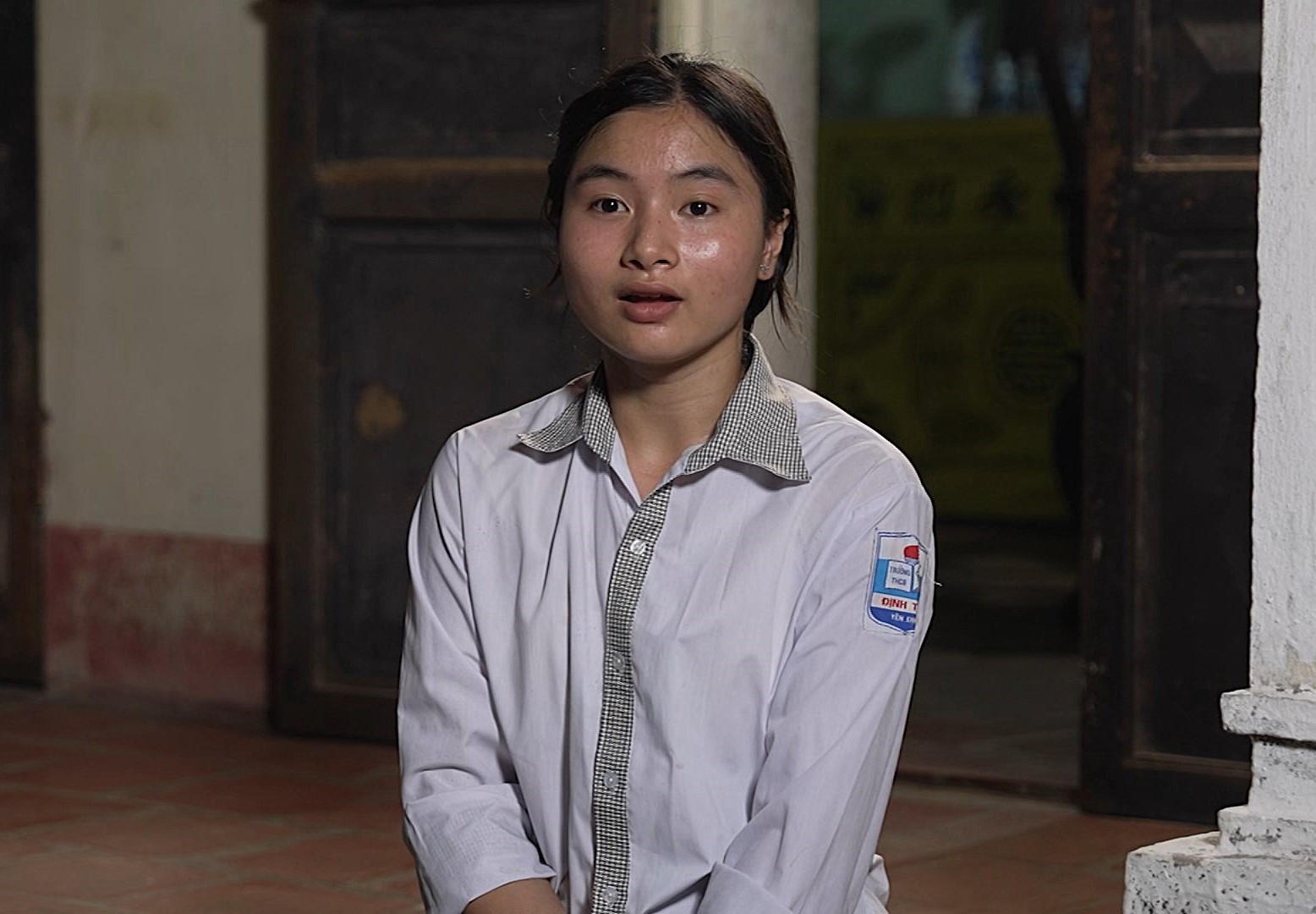 Em Lê Thị Nhung, cô bé 14 tuổi mất cha đúng mùng 1 Tết, sớm gồng gánh cùng mẹ chăm bà và em gái mắc u não.