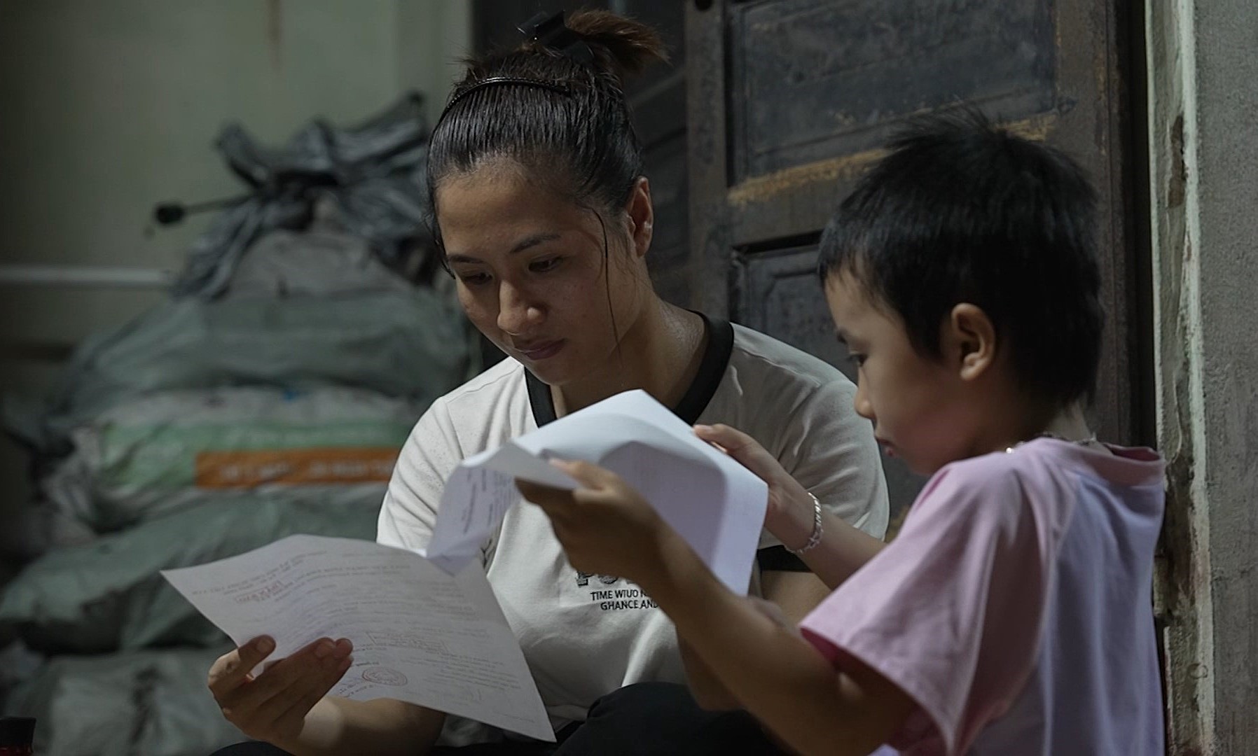 Mẹ của Nhung, chị Trịnh Thị Thủy, trụ cột duy nhất của gia đình, bên cạnh bé Bảo An mắc u não và mất thị lực mắt trái.