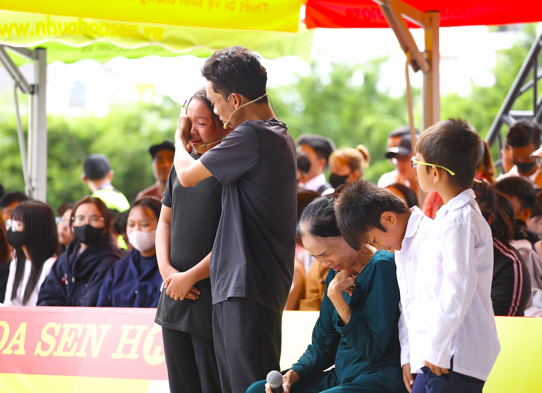 Khoảnh khắc gia đình anh Trương Văn Nhí và bé Kim Hân rơi nước mắt khi kể về những mất mát trong đại dịch.