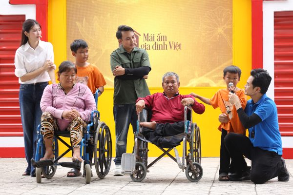 “Con thương cha mẹ vì hằng ngày đi bán vé số để kiếm tiền cho anh em con được đi học” – lời chia sẻ ngây thơ nhưng đầy xót xa của em trai Minh Tiến.