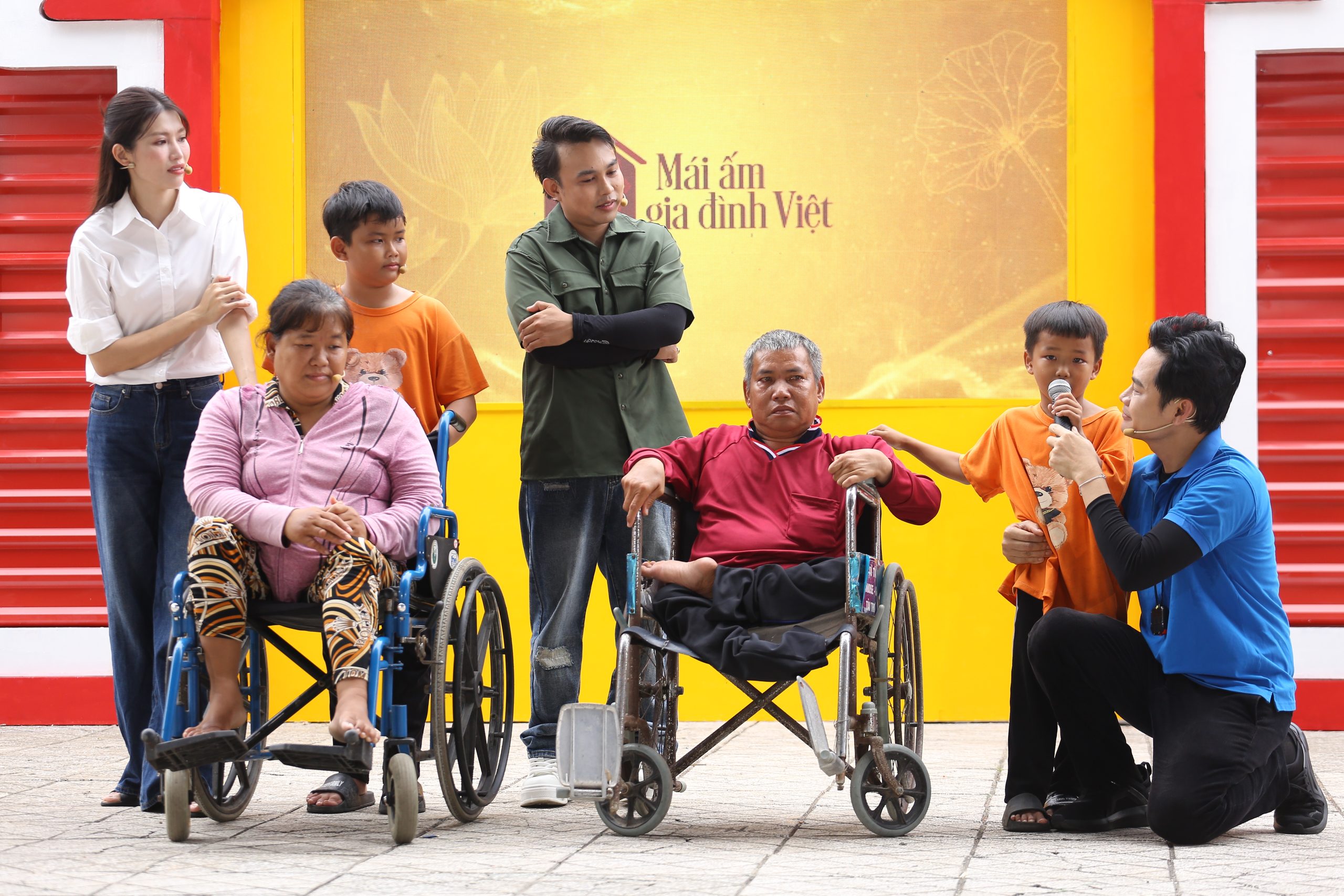 “Con thương cha mẹ vì hằng ngày đi bán vé số để kiếm tiền cho anh em con được đi học” – lời chia sẻ ngây thơ nhưng đầy xót xa của em trai Minh Tiến.