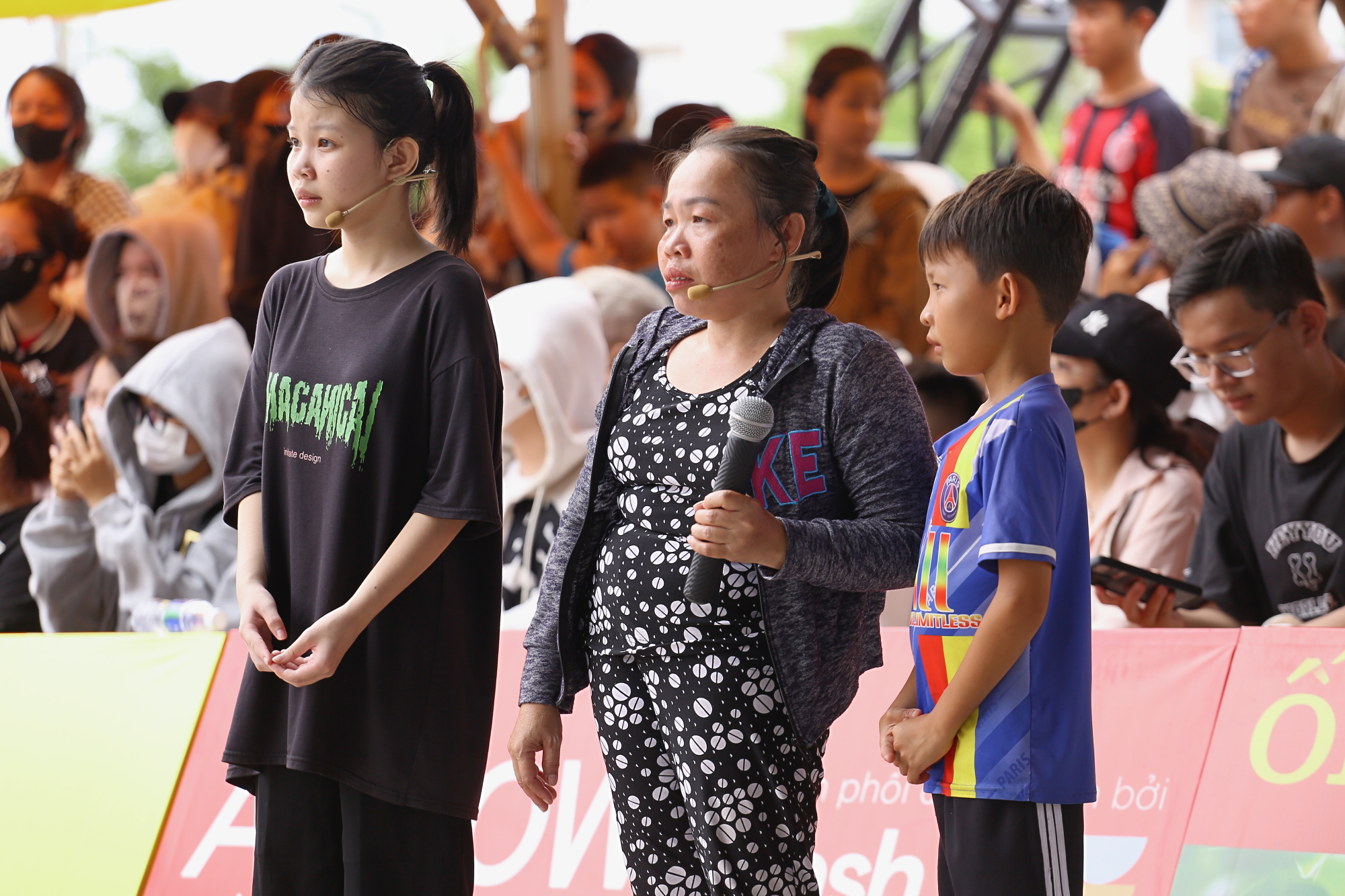 Người mẹ Nguyễn Thị Kim Chung bị gù lưng bẩm sinh vẫn ngày ngày đi làm giúp việc để nuôi hai con nhỏ.