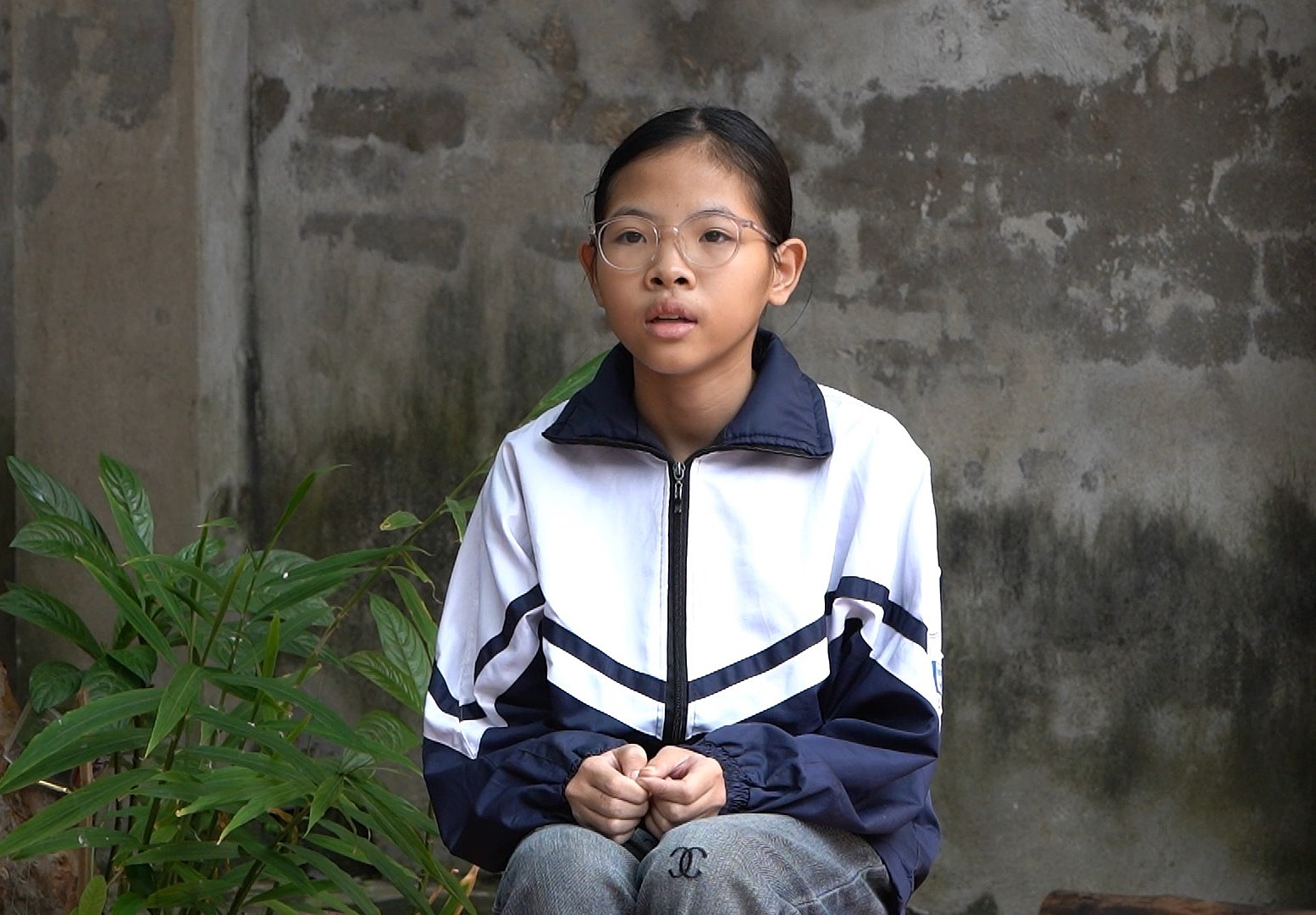 Em Nguyễn Ánh Tuyết, cô bé lớp 7 đầy nghị lực, sớm vượt qua mất mát để tiếp tục học giỏi và phụ giúp mẹ.