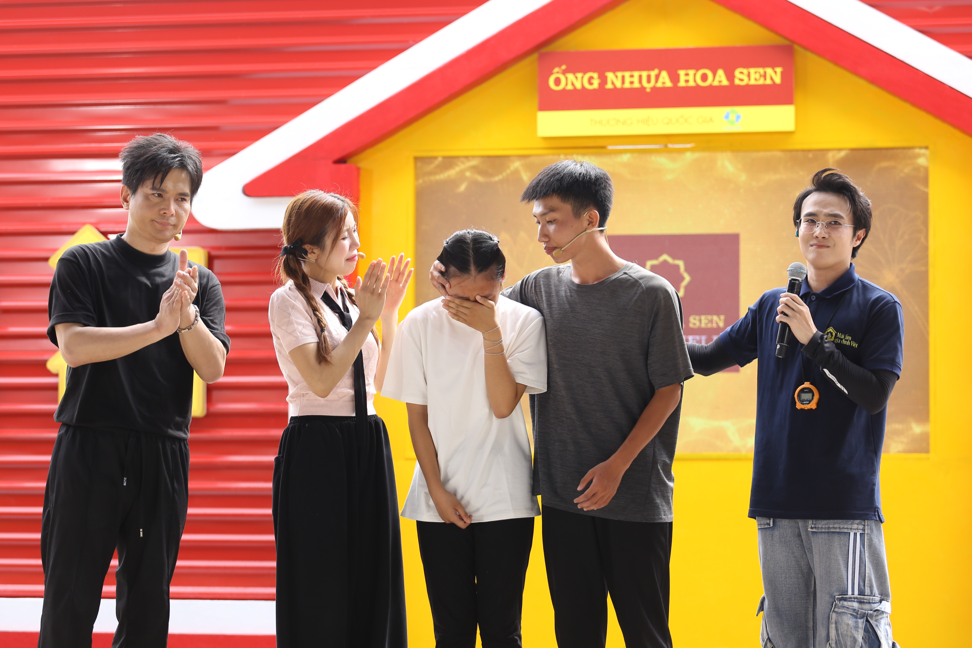 Ca sĩ Lâm Hùng, Trang Pháp và Huỳnh Lập dành lời khen và động viên tinh thần trước thành tích học tập của Ngọc Trân và sự mạnh mẽ của Minh Tuấn.