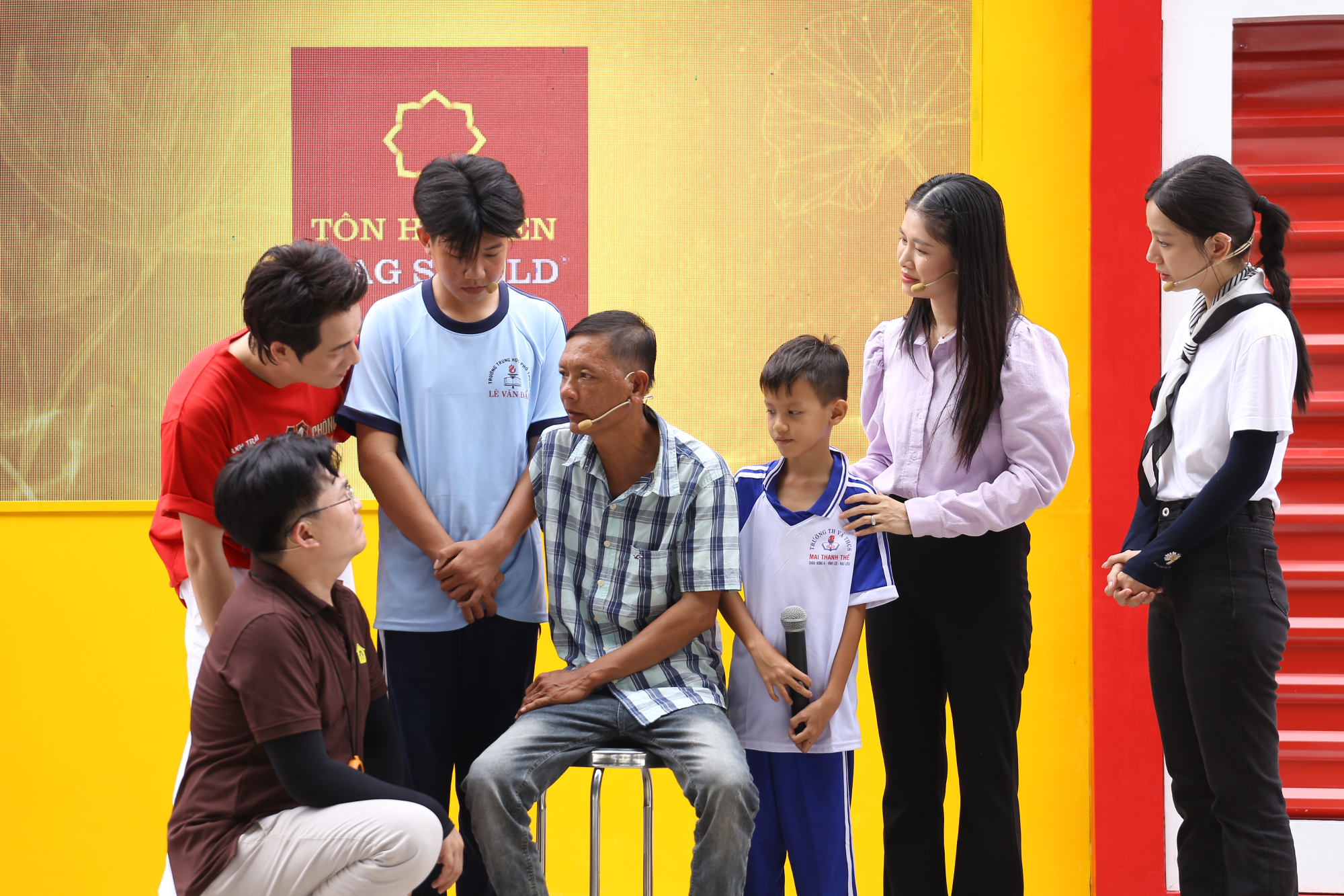  MC Đại Nghĩa, diễn viên Lê Hạ Anh cùng vợ chồng ca sĩ Đăng Khôi – Thủy Anh xúc động trước hoàn cảnh khó khăn của 3 cha con em Nguyễn Văn Tính.