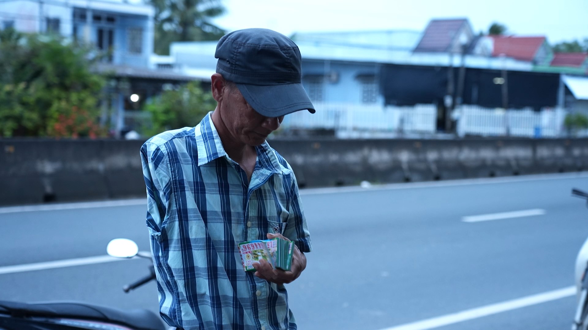 Dù mất một tay nhưng anh Bạc vẫn kiên cường mưu sinh bằng nghề bán vé số để lo cho các con.