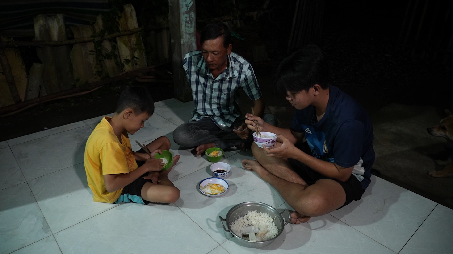 Trong căn nhà nhỏ ở Cà Mau, ba cha con cùng nhau ăn cơm với món trứng chiên đạm bạc.