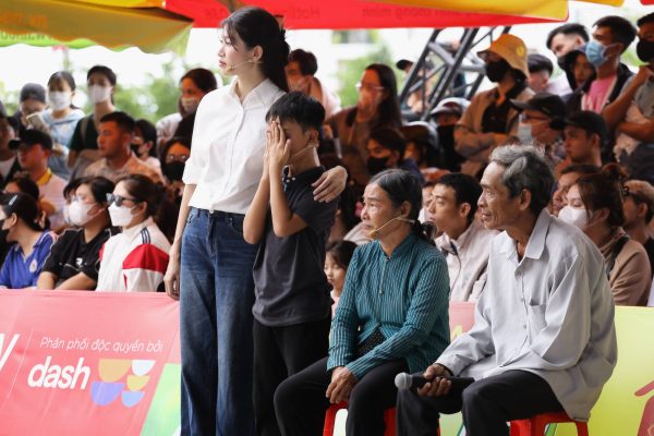 Nhiều lần trong buổi ghi hình, Đạt Bảo đã bật khóc vì chứng kiến thước phim ghi lại hoàn cảnh của gia đình mình.