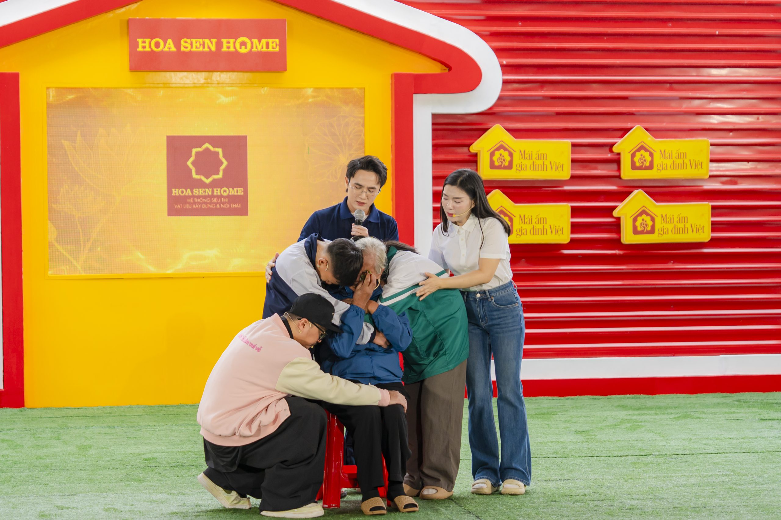 Những câu chuyện đầy nghị lực của các em nhỏ mồ côi tham gia chương trình khiến ai cũng phải xót xa.