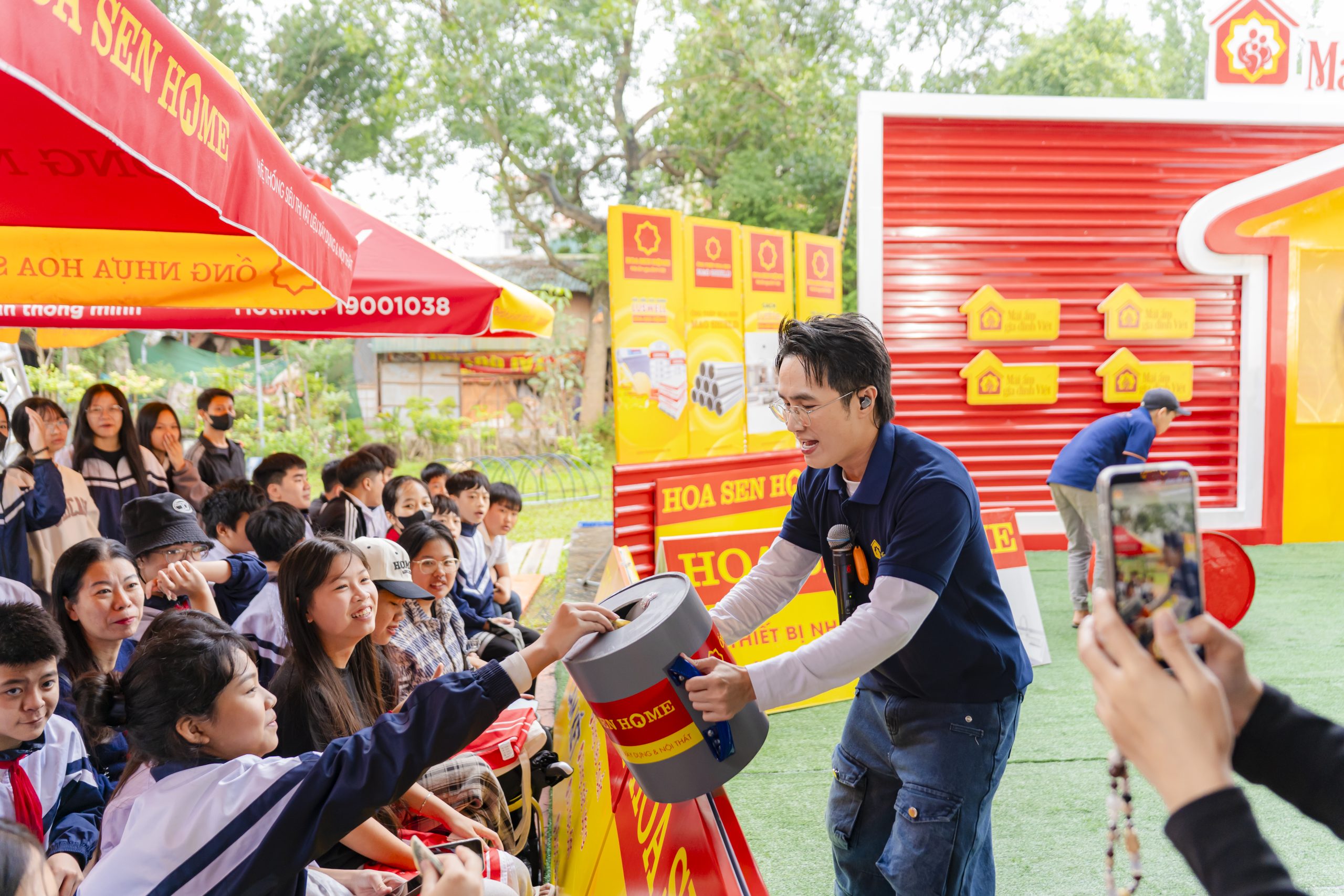 Đông đảo học sinh được nhà trường tạo điều kiện có mặt tại sân vận động từ sáng sớm để theo dõi buổi ghi hình chương trình, qua đó hiểu thêm về những hoàn cảnh kém may mắn của các bạn cùng trang lứa.