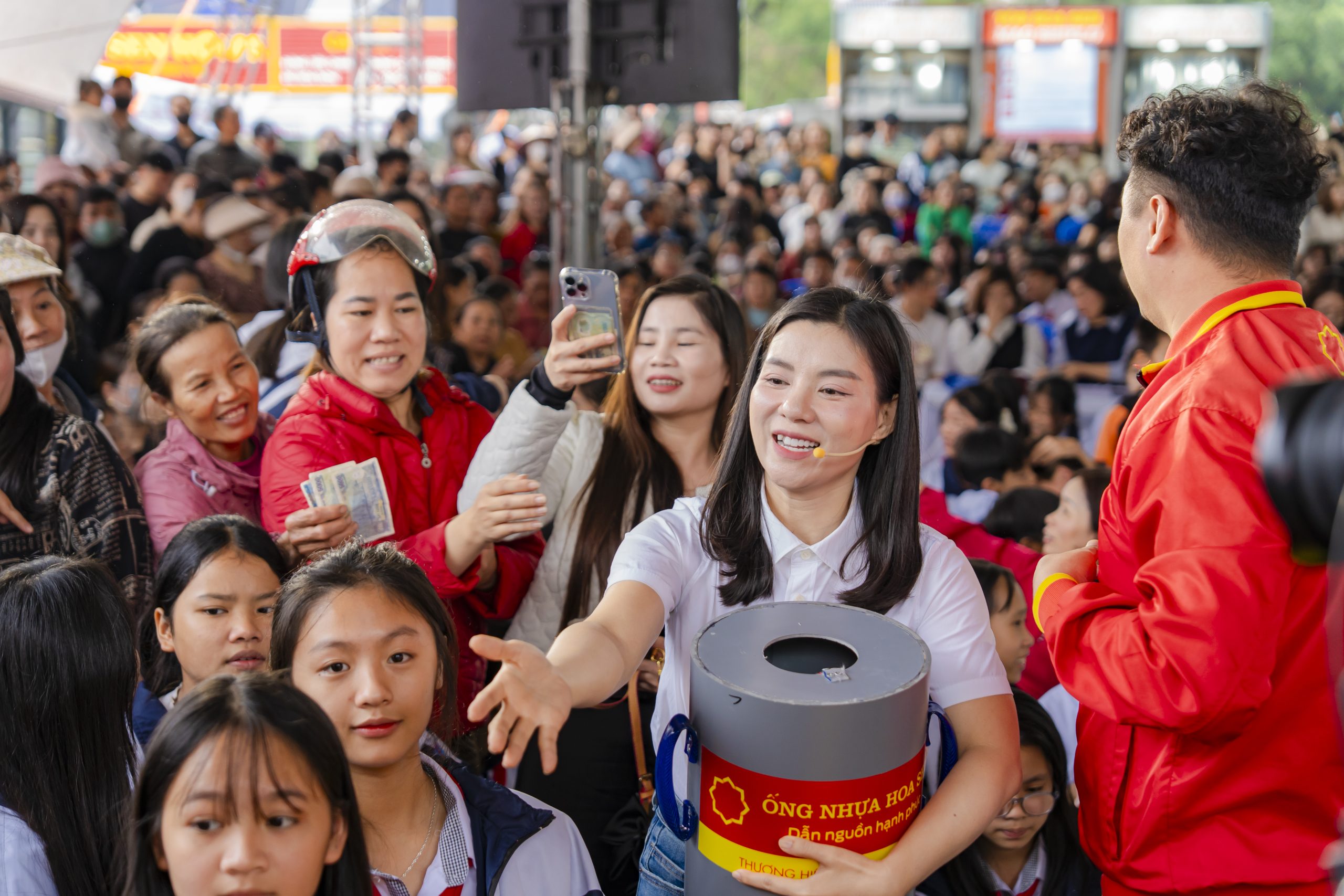 Dù trời đổ mưa, đông đảo khán giả vẫn nán lại, cổ vũ nhiệt tình và ủng hộ cho các gia đình có hoàn cảnh khó khăn trong chương trình.