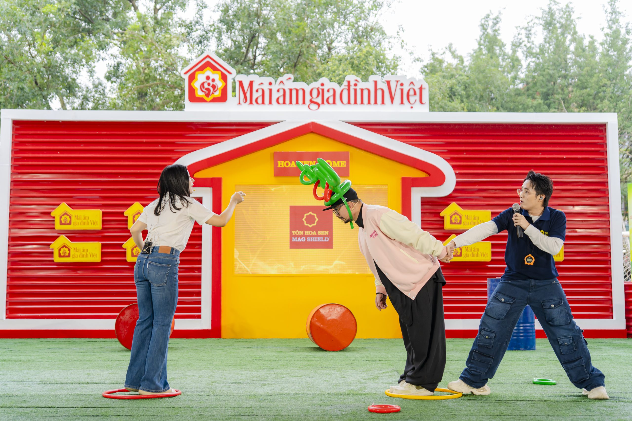 Không khí trường quay “Mái ấm gia đình Việt” trở nên sôi động khi ca sĩ Hà Lê, ca sĩ Bùi Lê Mận cùng nhau thực hiện loạt thử thách.