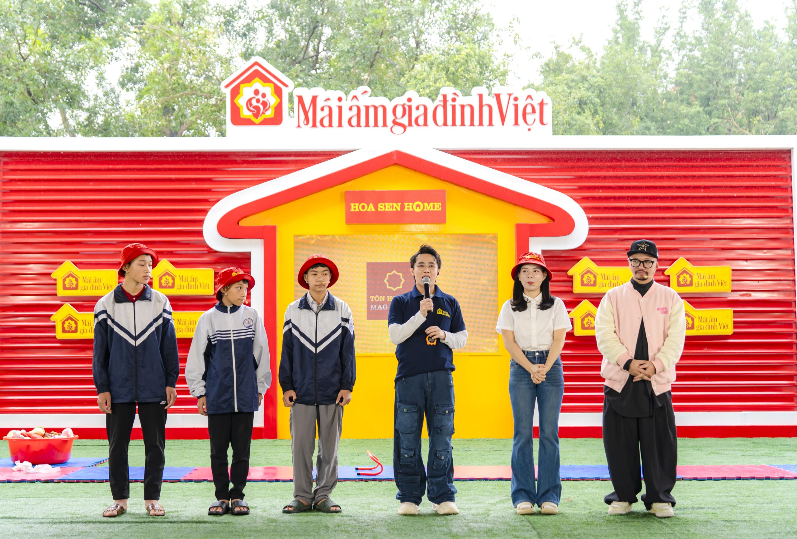 MC Huỳnh Lập dẫn dắt chương trình với phong thái hài hước, gần gũi, mang đến không khí vui tươi nhưng đầy ấm áp.