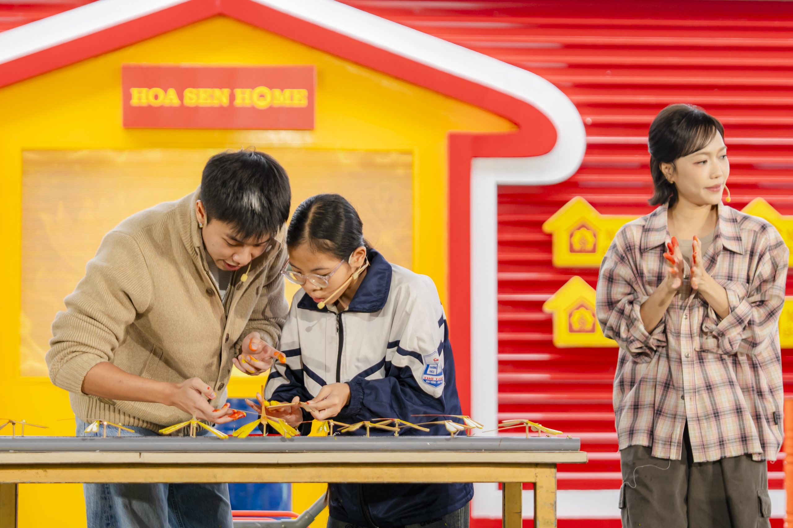 Không chỉ mang lại niềm vui cho các khán giả tại trường quay, Diệu Nhi và Long Vũ còn nỗ lực vượt qua thử thách để mang về tiền thưởng cho các em nhỏ.