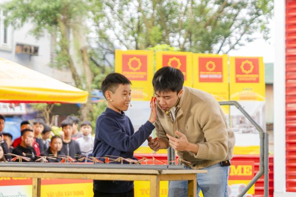 Nụ cười hiếm hoi của Trí Hào khi thực hiện thử thách cùng diễn viên Long Vũ.