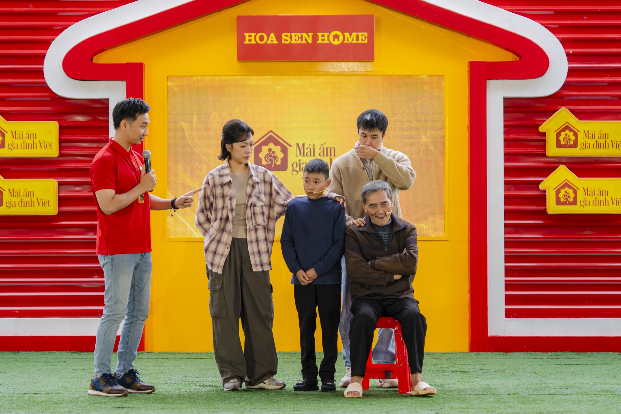 Các nghệ sĩ động viên và an ủi Trí Hào, mong em giữ vững tinh thần để tiếp tục học tập.