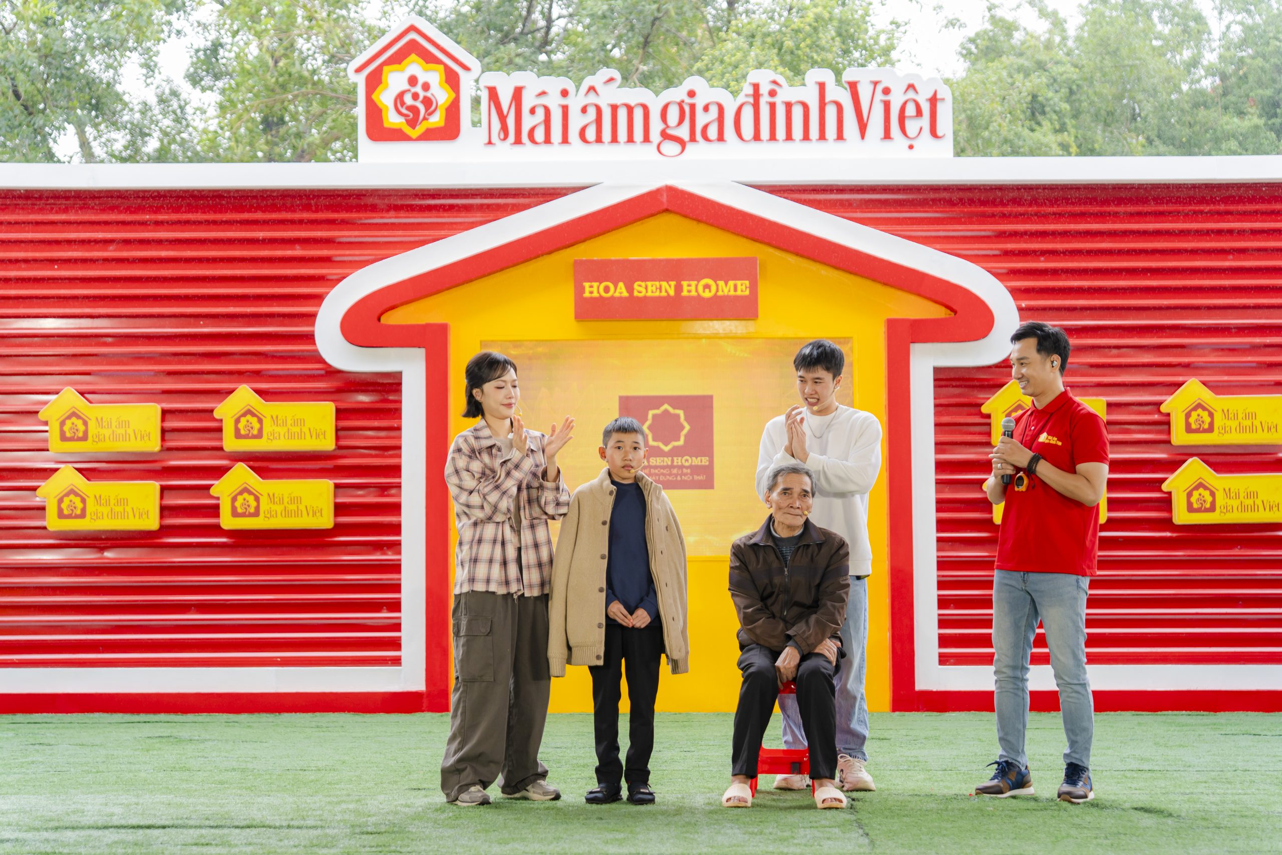  Gia đình em Nguyễn Trí Hào về thứ ba, nhận 19 triệu đồng.