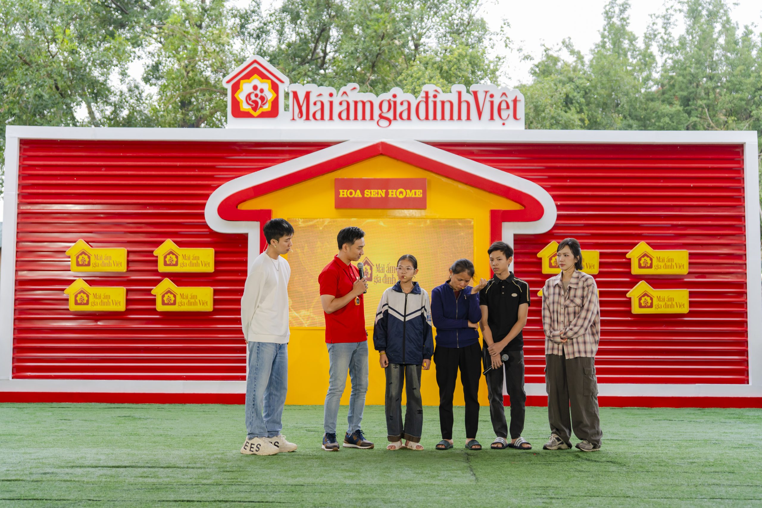 Trước hình ảnh ba mẹ con em Tuyết kiên cường giữa thiếu thốn, MC Thành Trung nghẹn ngào không nói nên lời.