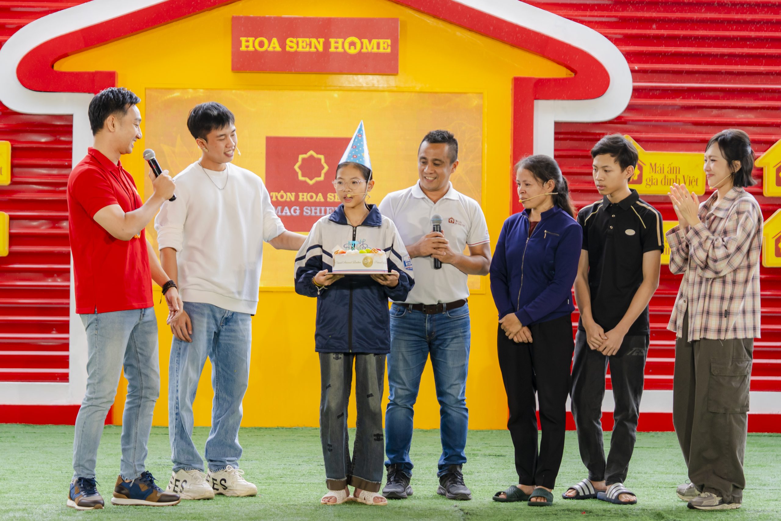 Những khoảnh khắc đầy ý nghĩa, mang theo niềm vui và hy vọng được gửi trao đến các nhân vật của Mái ấm gia đình Việt.