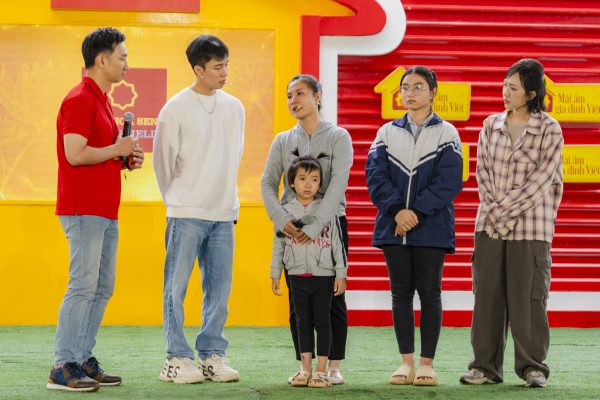 Các nghệ sĩ nghẹn ngào khi nghe câu chuyện của gia đình em Nhung, một gia đình chỉ còn phụ nữ và trẻ nhỏ chống chọi bệnh tật, mất mát.