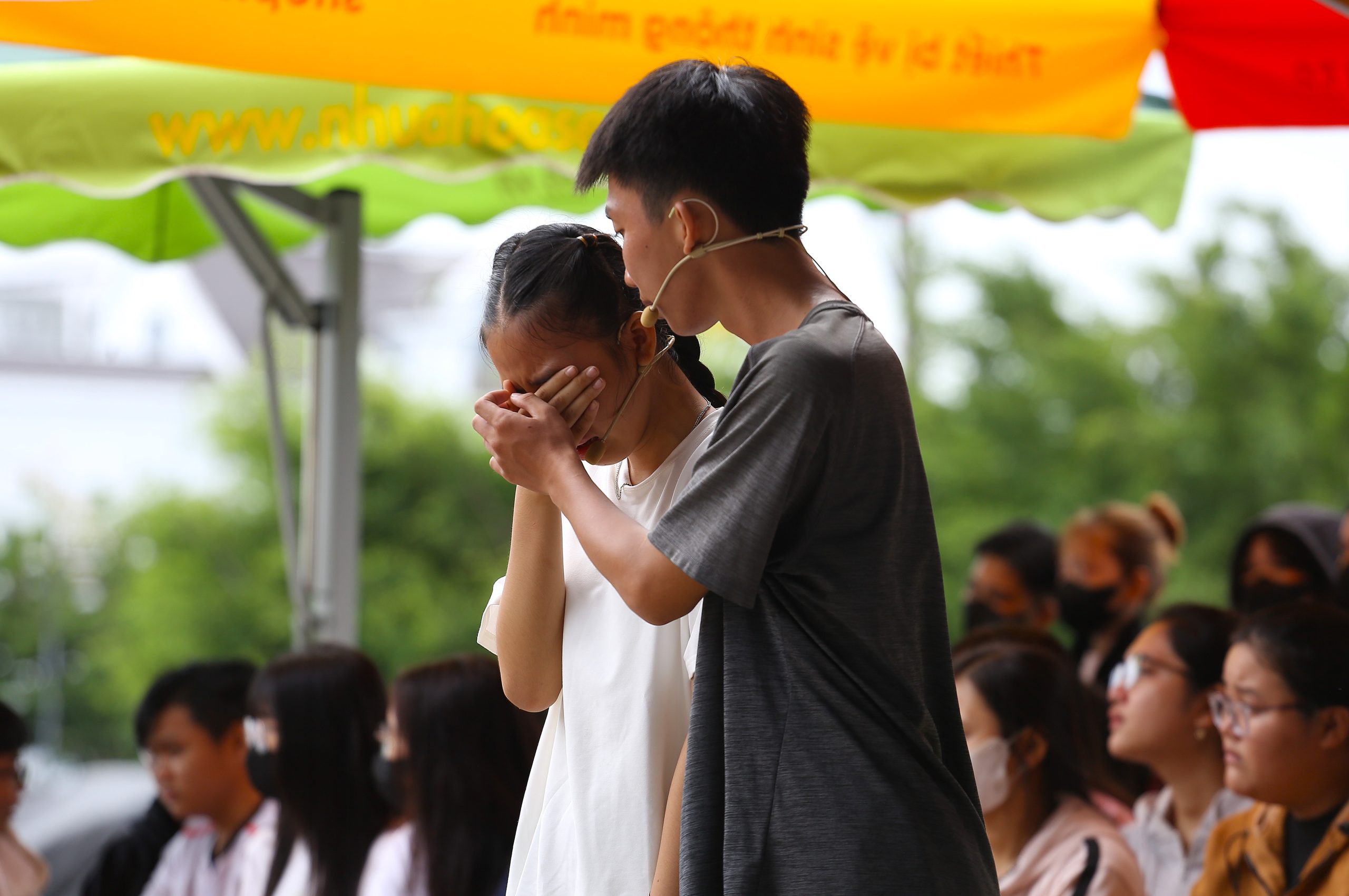 Khoảnh khắc Minh Tuấn an ủi Ngọc Trân khi em gái mình bật khóc nức nở, khiến nhiều người nghẹn ngào.