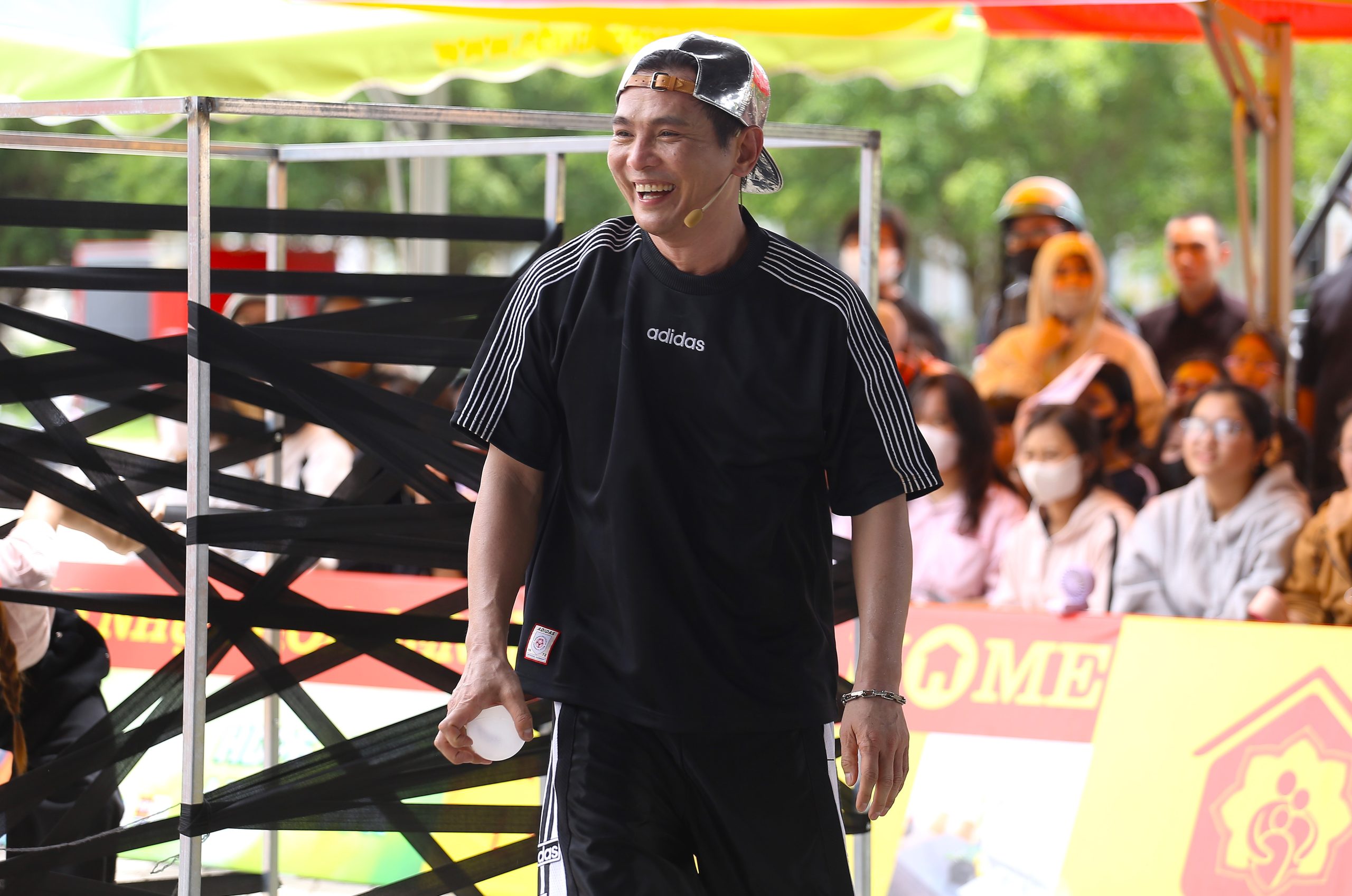 “Tôi là người khá cứng rắn nhưng nhìn hoàn cảnh các cháu, ký ức tuổi thơ của tôi ùa về. Tôi mong bé Thúy Đào giữ vững nghị lực và luôn cố gắng học tập.” - ca sĩ Lâm Hùng chia sẻ.