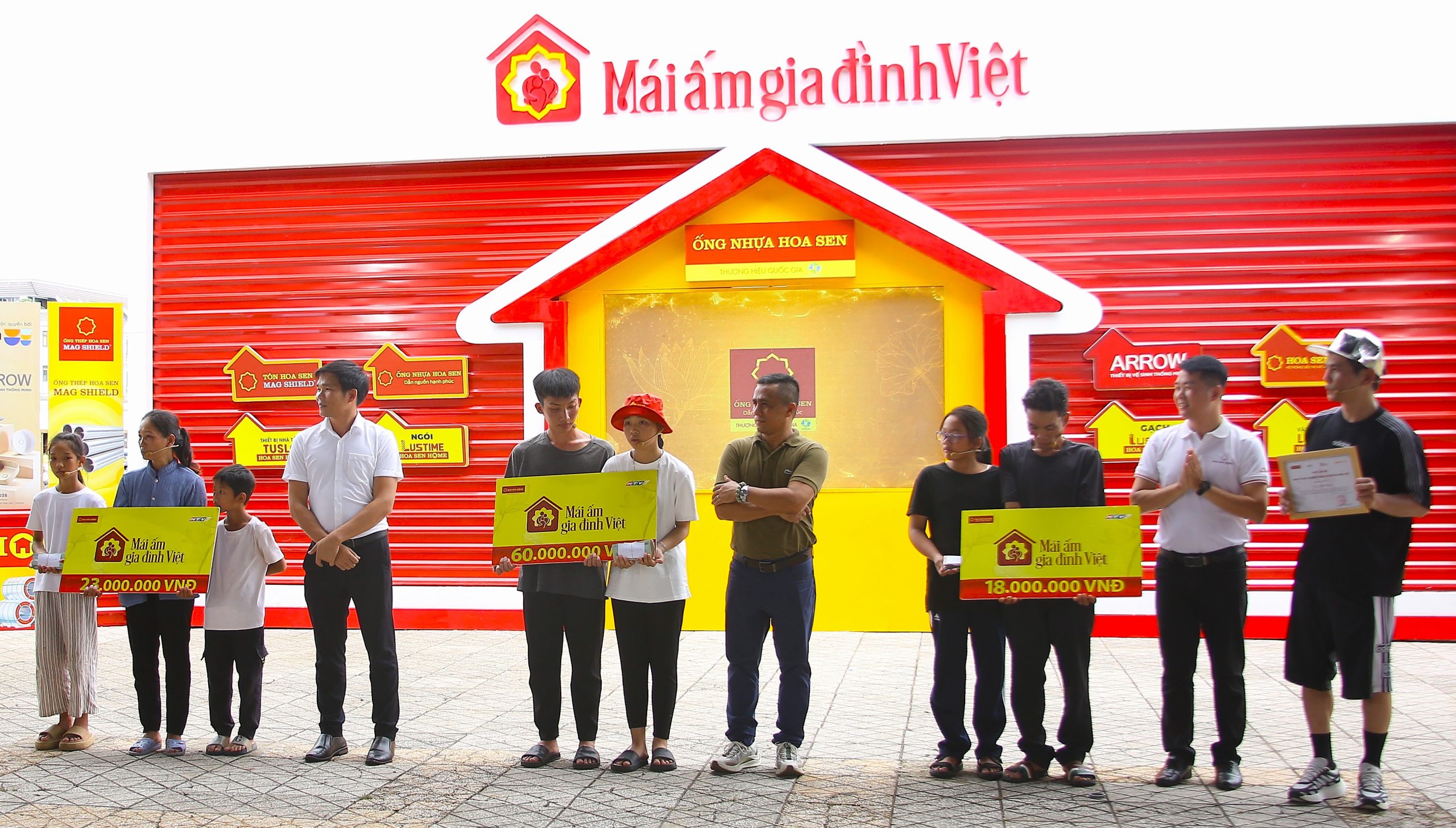 Gia đình em Trương Hồ Kim Hân về thứ ba và gia đình em Đỗ Huỳnh Thúy Đào về nhì.