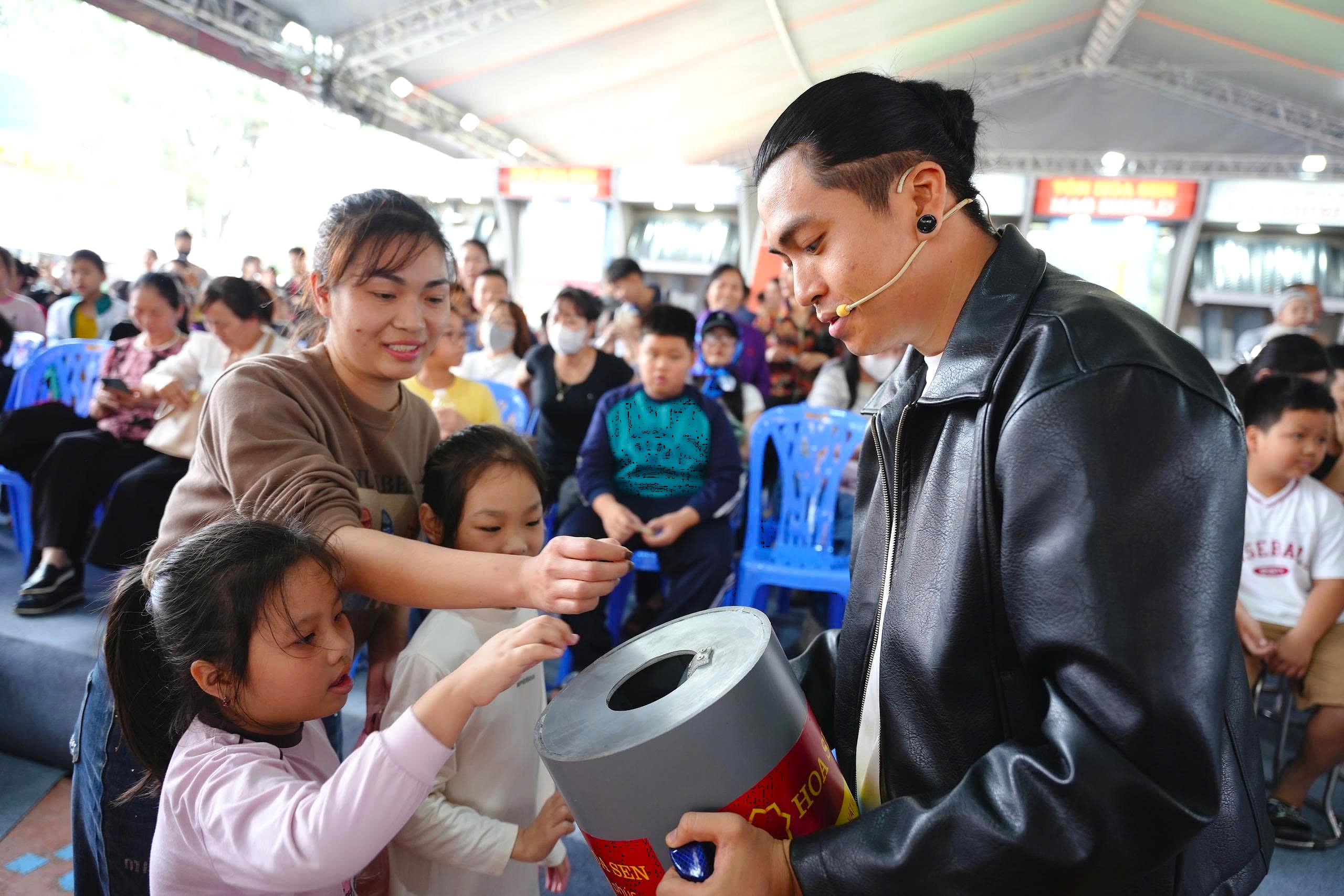 Đông đảo khán giả gửi tấm lòng của mình, góp phần tạo nên hơn 1 tỷ đồng ủng hộ các hoàn cảnh ghi hình chương trình.