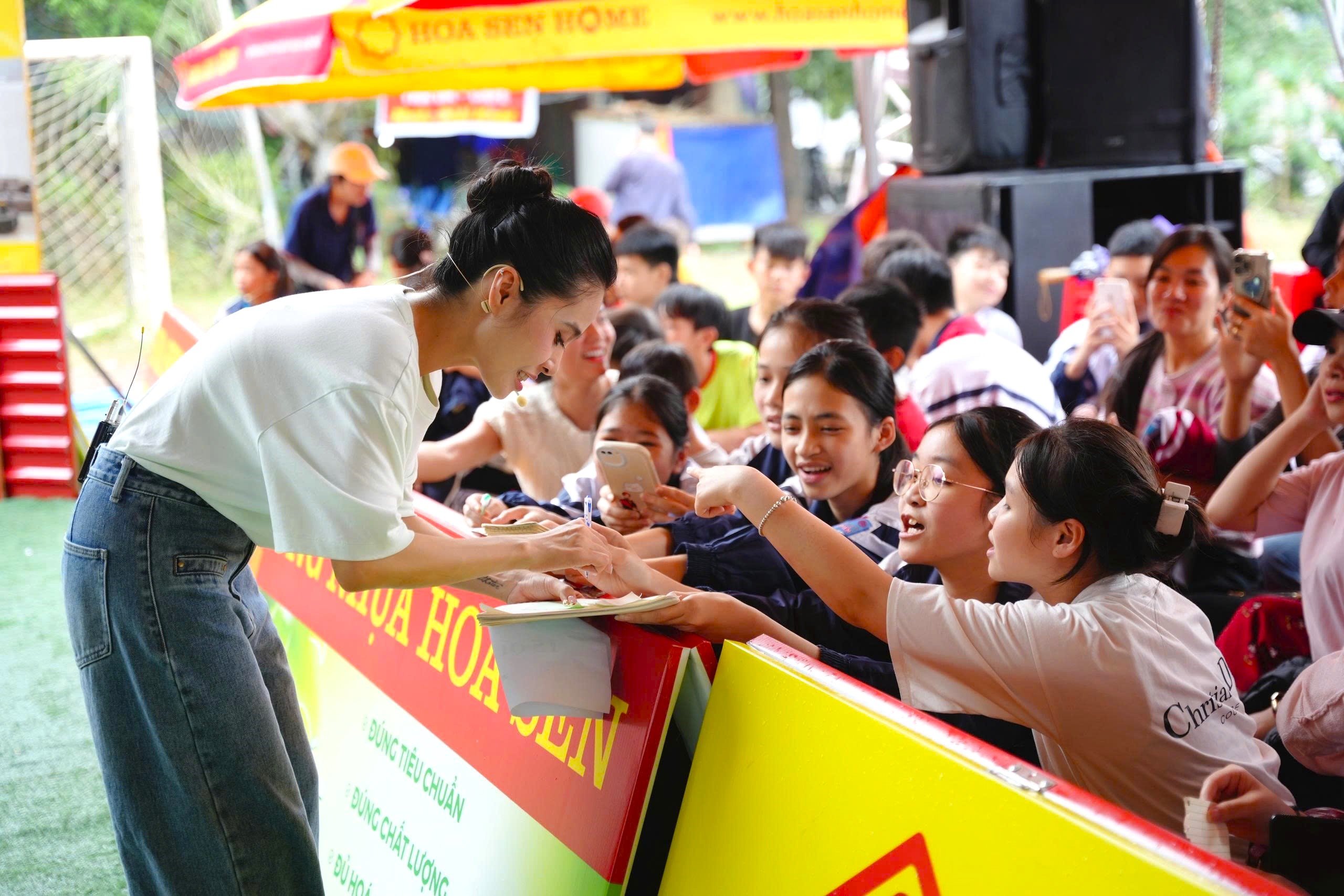 Khán giả Thủ đô hào hứng giao lưu cùng các nghệ sĩ khách mời của “Mái ấm gia đình Việt”.