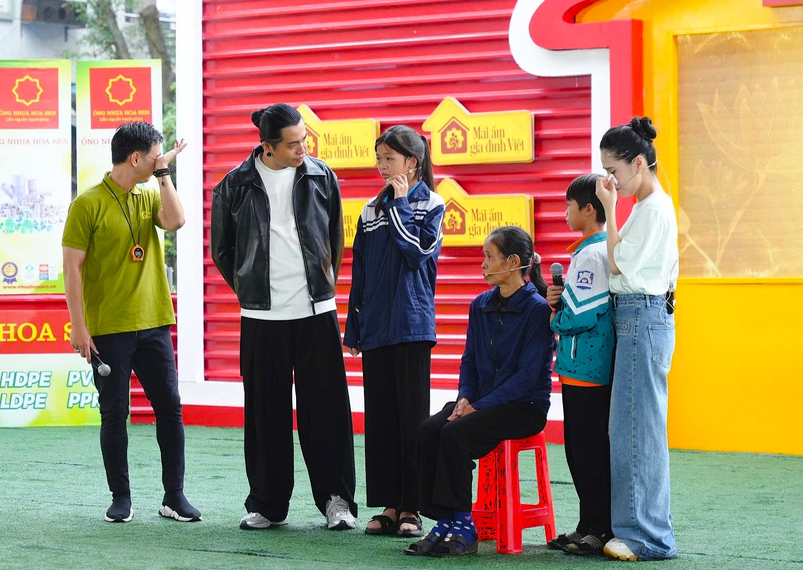 Các câu chuyện éo le của những em nhỏ khiến trường quay trong ba buổi ghi hình ngập tràn nước mắt, xen lẫn nỗi xót xa.