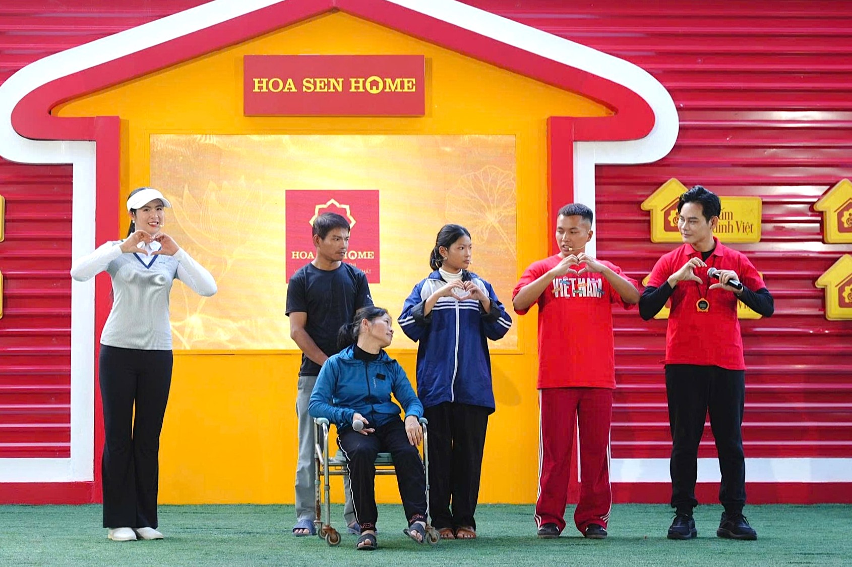 Vận động viên Đỗ Kim Phúc, Hoa hậu Ngọc Hân và MC Dương Hồng Phúc cùng em nhỏ thể hiện thủ ngữ “Tôi yêu Việt Nam”.