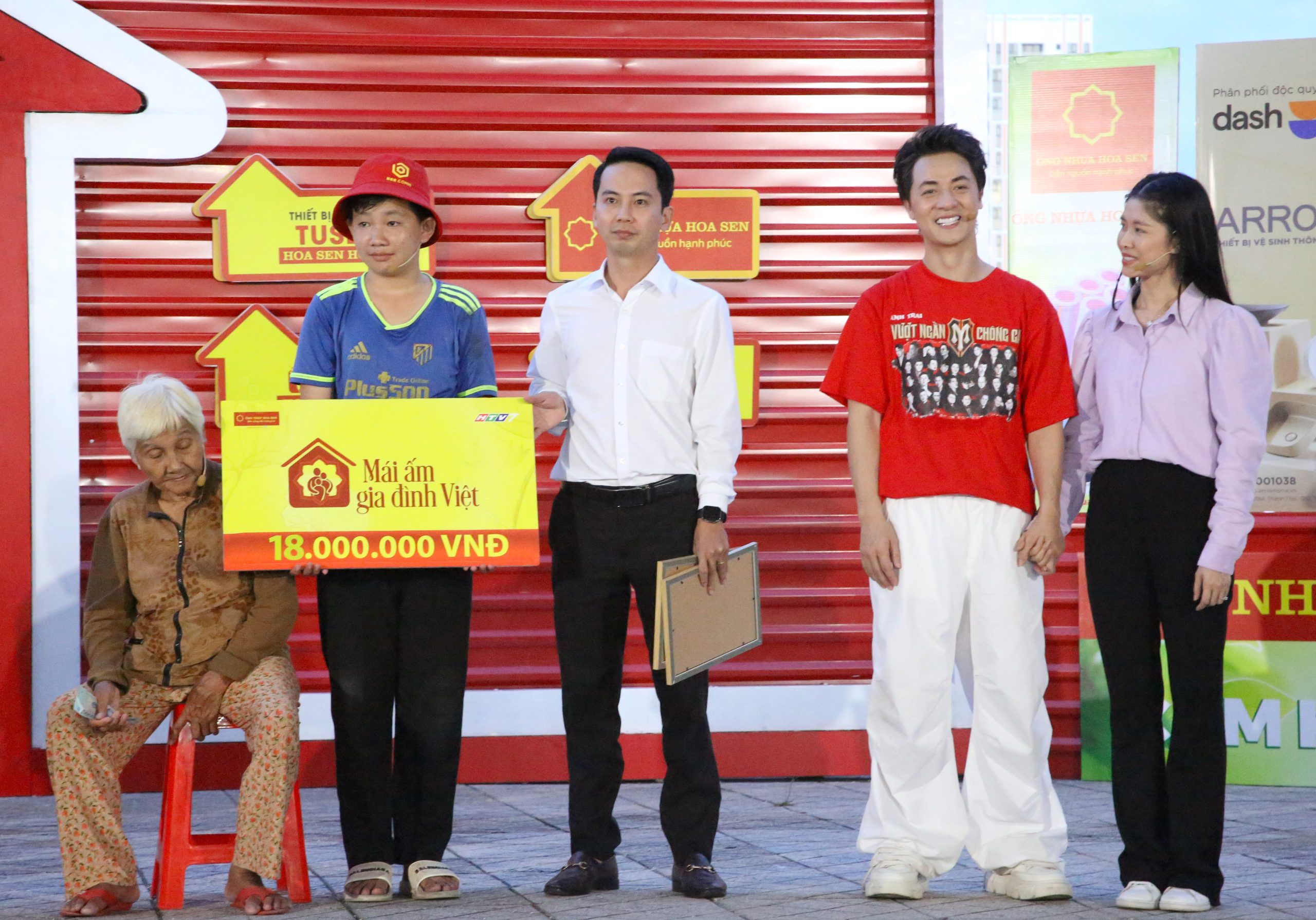 Gia đình em Nguyễn Quốc Thái về thứ ba và nhận được giải thưởng 18 triệu đồng