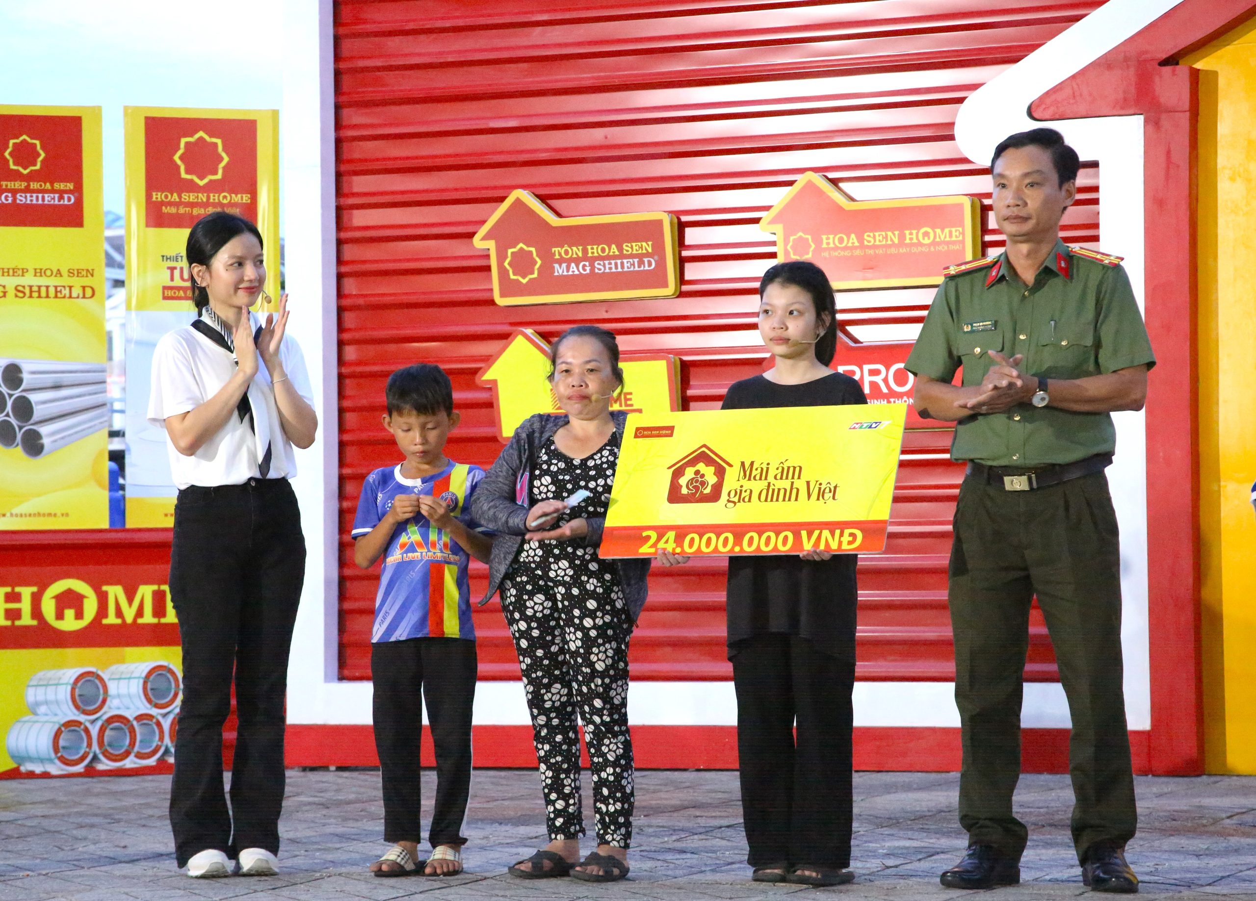 Gia đình em Bạch Nguyễn Bích Trân về nhì và nhận được giải thưởng 24 triệu đồng.