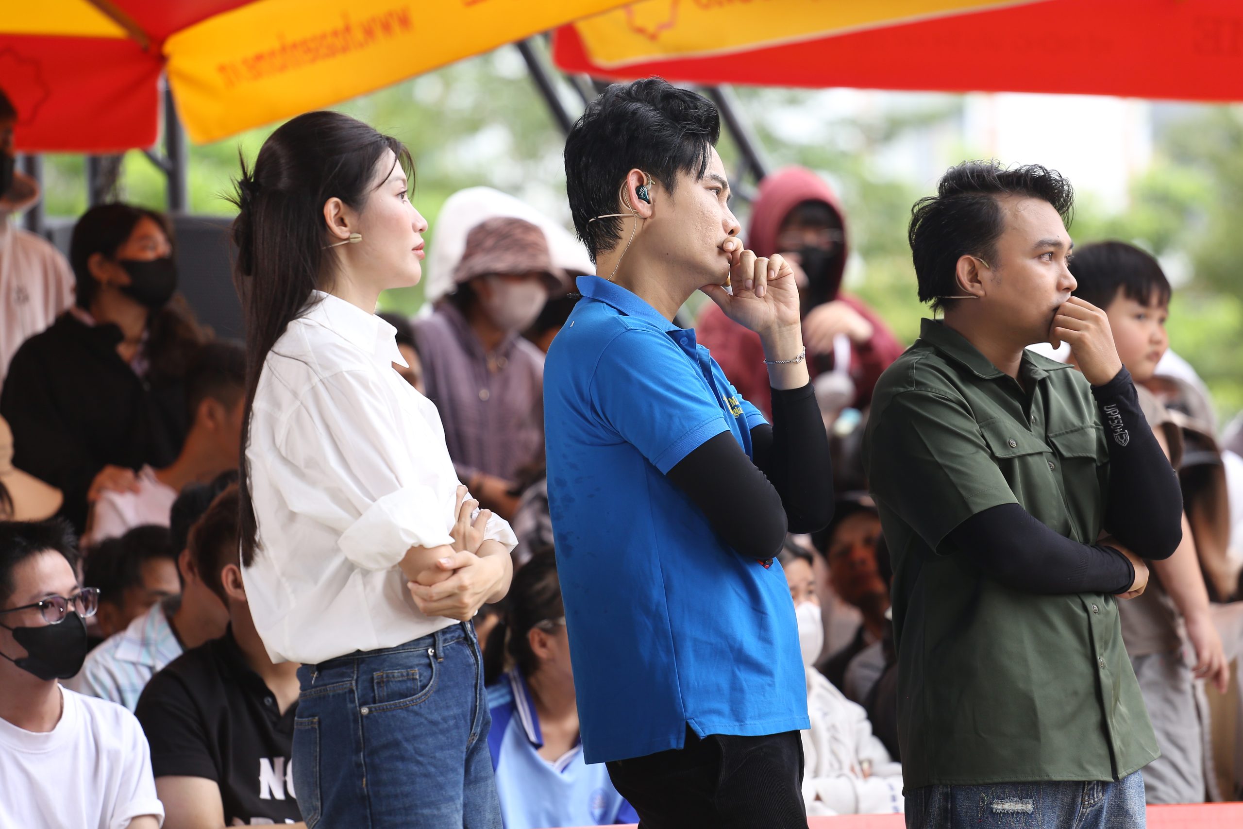 Ba nghệ sĩ nghẹn ngào khi chứng kiến những hoàn cảnh sống đầy éo le của các em nhỏ.