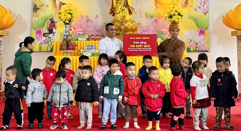 Ông Trần Đình Tài - Phó Tổng Giám đốc Tập đoàn Hoa Sen trao 100 phần quà khuyến học cho các em học sinh có hoàn cảnh khó khăn.