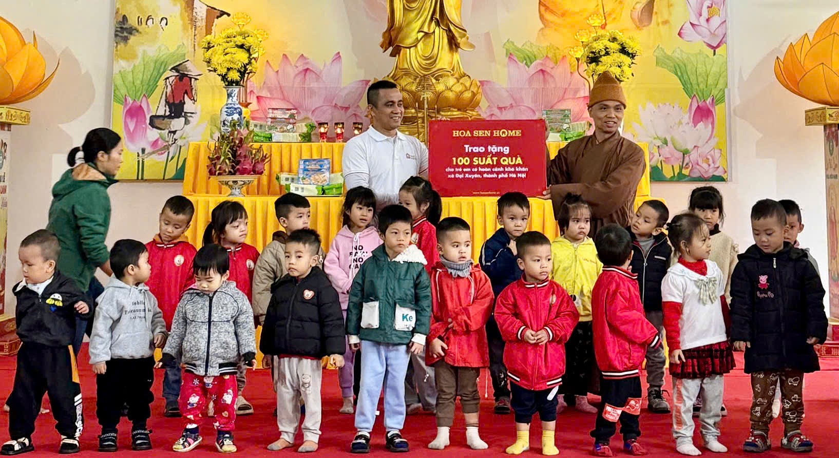 Ông Trần Đình Tài - Phó Tổng Giám đốc Tập đoàn Hoa Sen trao 100 phần quà khuyến học cho các em học sinh có hoàn cảnh khó khăn.