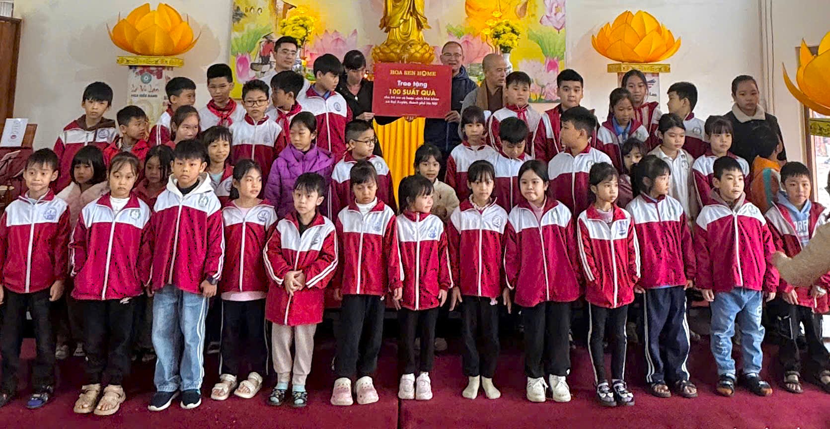 Những món quà khuyến học được trao tận tay, gửi gắm niềm tin và động lực đến các em nhỏ có hoàn cảnh khó khăn.