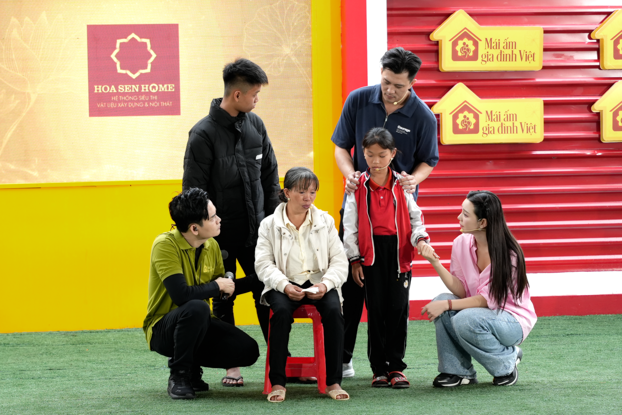 Các nghệ sĩ không giấu được sự xót thương dành cho 3 mẹ con giữa cảnh đời đầy thiếu thốn.