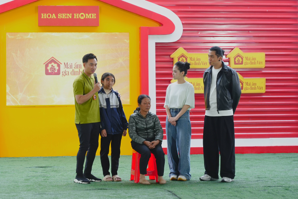 MC Thành Trung nghẹn ngào khi lắng nghe ước mơ làm bác sĩ của em Hồng Quyên, cô bé luôn đau đáu nỗi lo mẹ bệnh nặng.