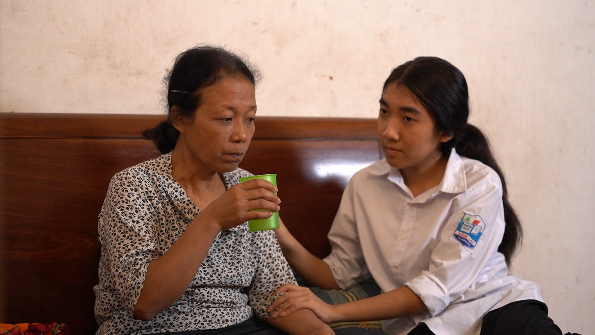 Em Hồng Quyên bên mẹ, người phụ nữ kiên cường suốt nhiều năm chống chọi ung thư để nuôi các con khôn lớn.