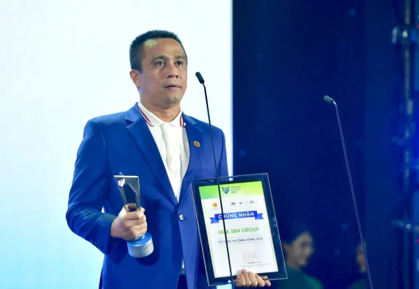 Ông Trần Đình Tài - Phó Tổng Giám đốc Tập đoàn Hoa Sen xúc động khi lần thứ 2 liên tiếp Hoa Sen Group được vinh danh tại hạng mục “Tổ chức Vì cộng đồng”.