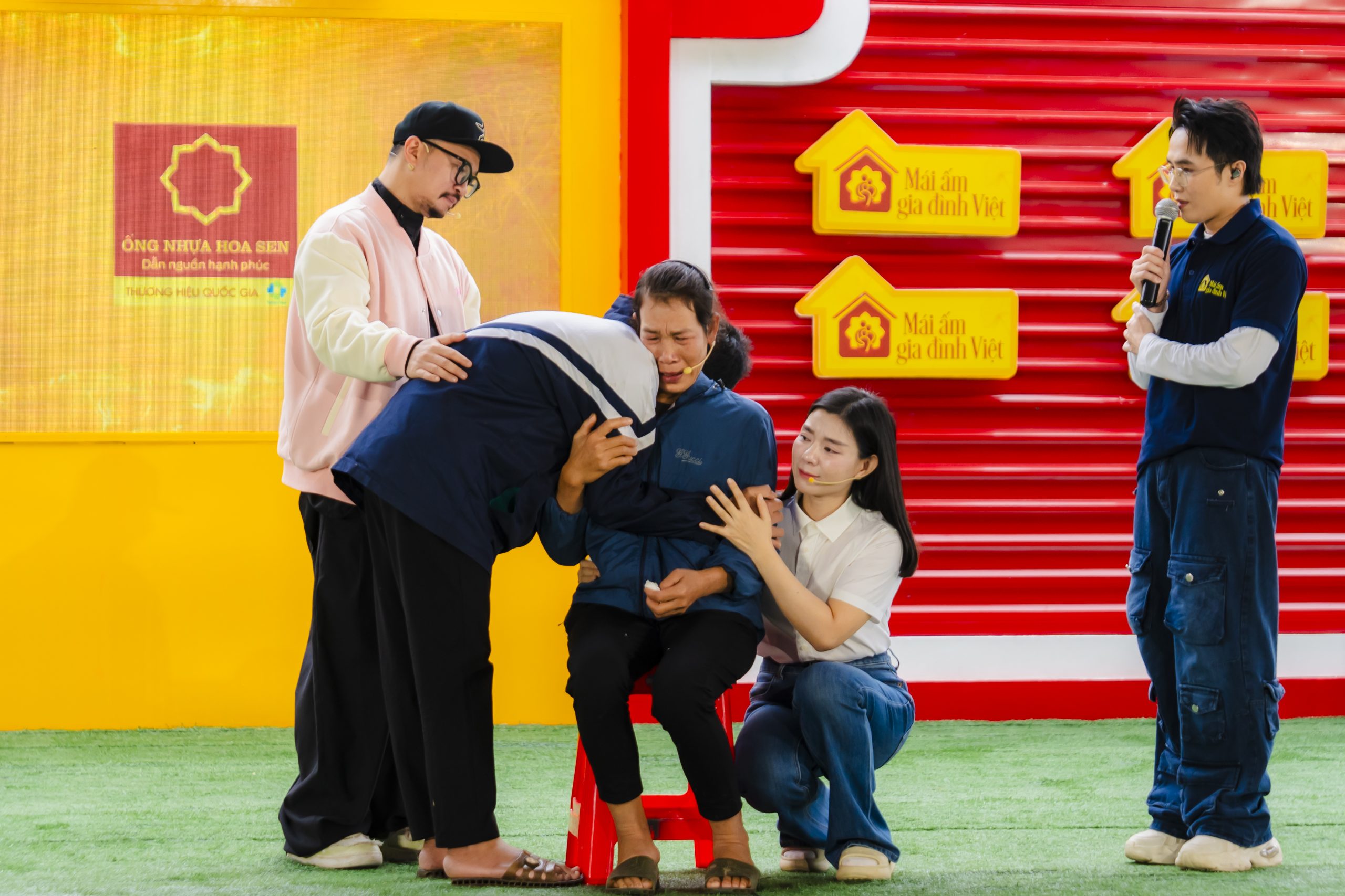 Hình ảnh cậu bé sớm trưởng thành ôm mẹ khóc khiến nhiều nghệ sĩ không cầm được nước mắt.