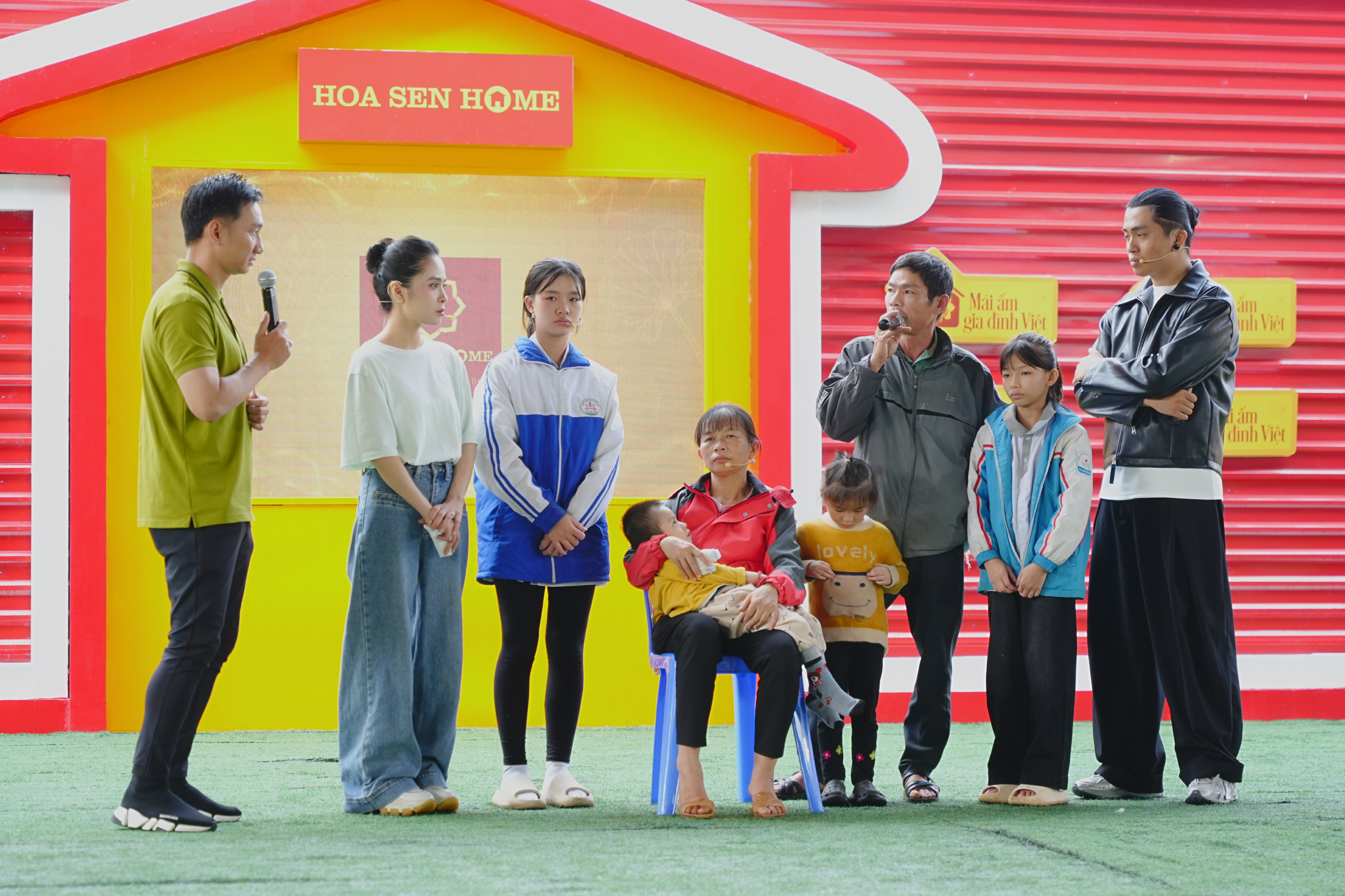 Hoàn cảnh gia đình em Minh Hằng khiến trường quay “Mái ấm gia đình Việt” lặng đi vì xúc động.