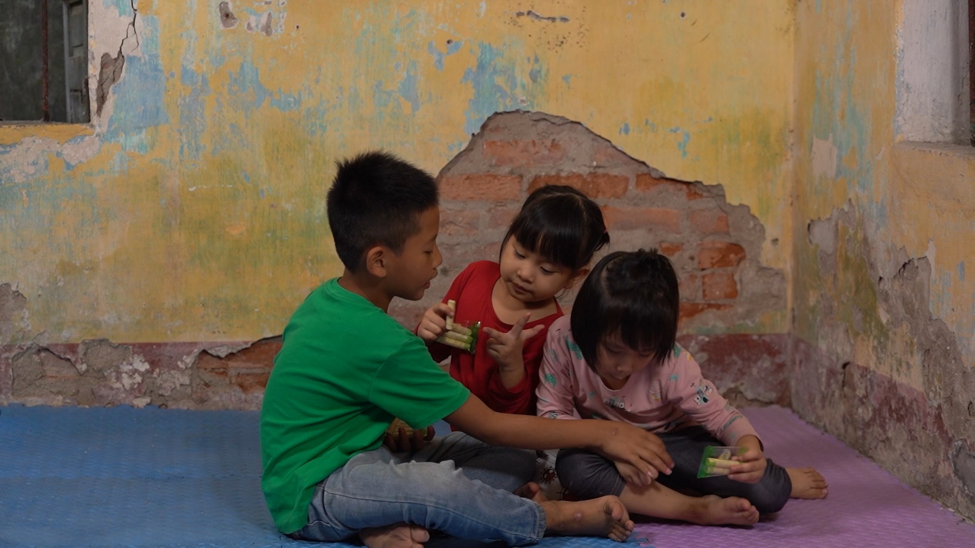 Cậu bé lớp 4 thay bố trông hai em chậm phát triển mỗi khi bố đi làm thuê.