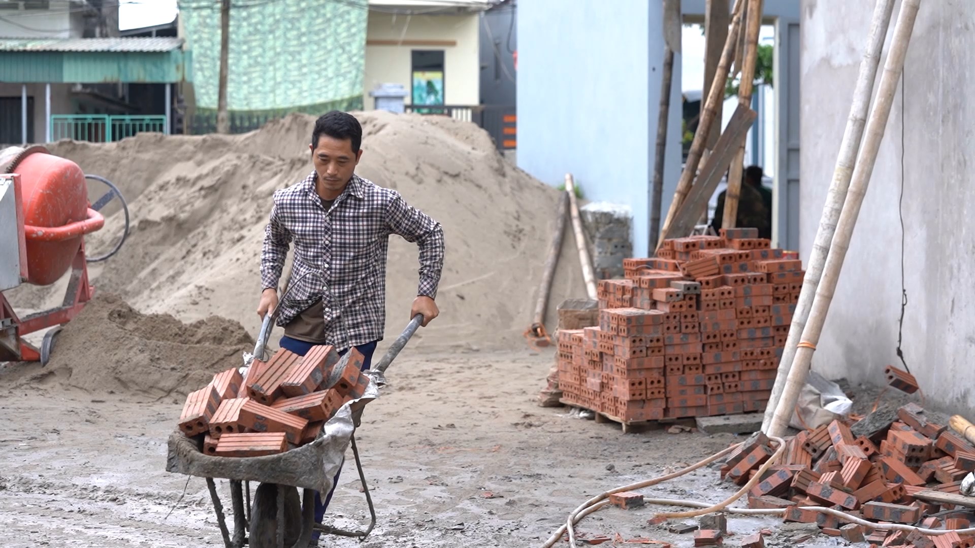 Ông bố trẻ đơn thân, vừa làm cha vừa làm mẹ để chăm ba đứa con thơ.