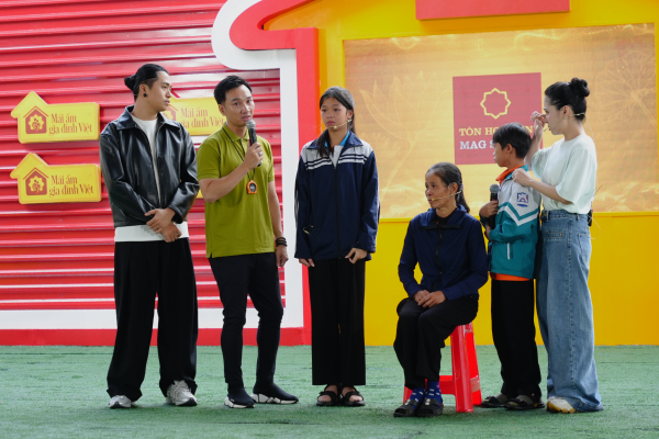 Câu nói của em Ngọc khiến cả trường quay chết lặng:“Mẹ ơi, tại sao mẹ sinh con ra nhưng lại bỏ con lại như vậy, mẹ có thể trở về nuôi tụi con được không?” 