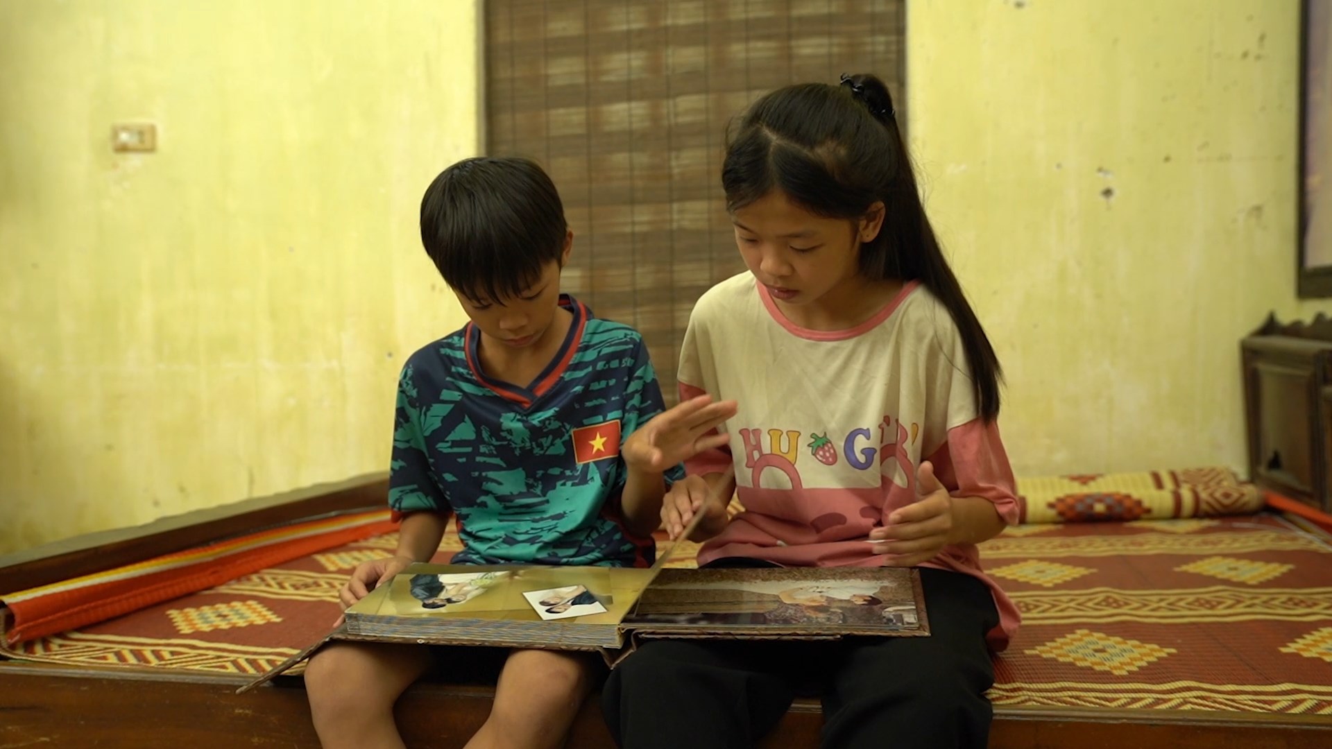 Hai chị em Bảo Ngọc nương tựa nhau bên bà nội già yếu sau khi cha mất, mẹ đi bước nữa.