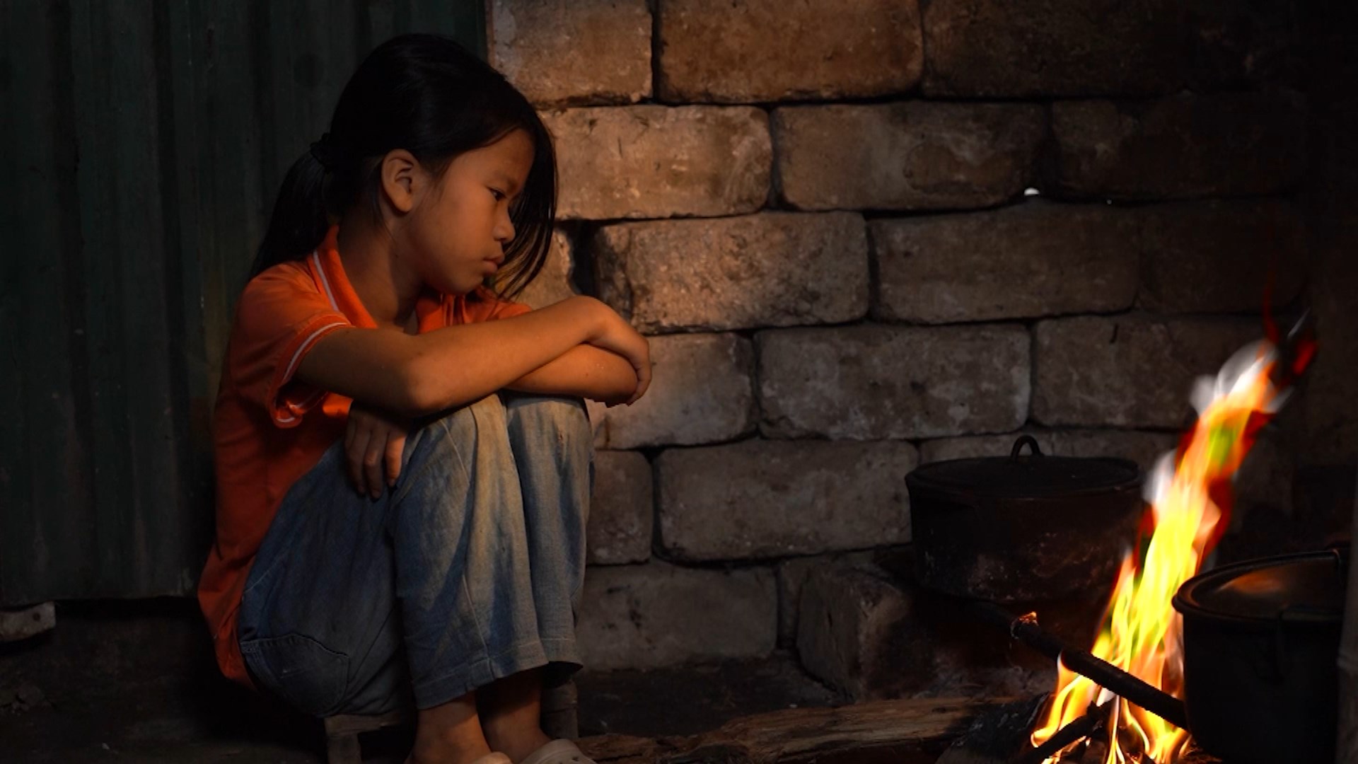 Vì hoàn cảnh gia đình quá khó khăn, cô bé Quỳnh Anh lúc nào cũng mang dáng vẻ rụt rè.